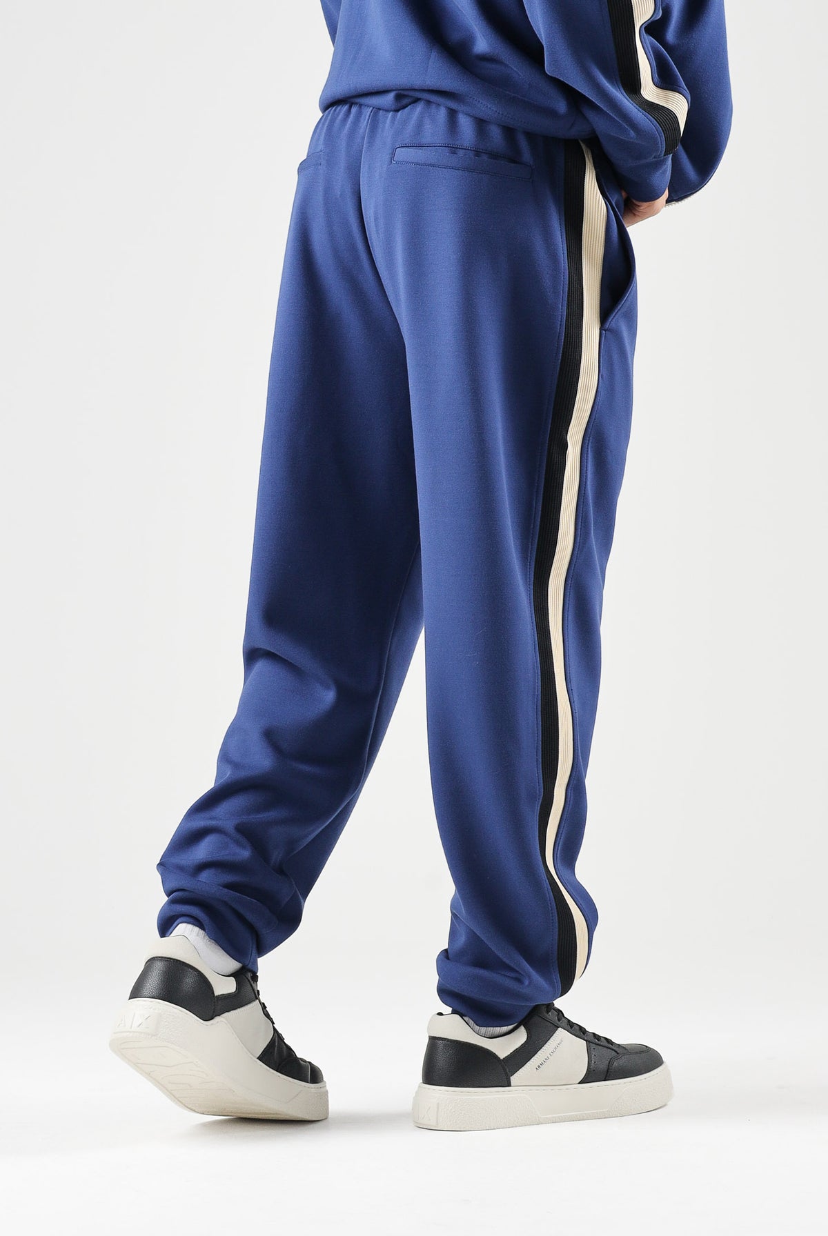 ARMANI EXCHANGE Pantaloni JOGGER blue depths per uomo con coulisse in vita e bande laterali a contrasto. XM002893AF19936 UB095 ARMANI EXCHANGE