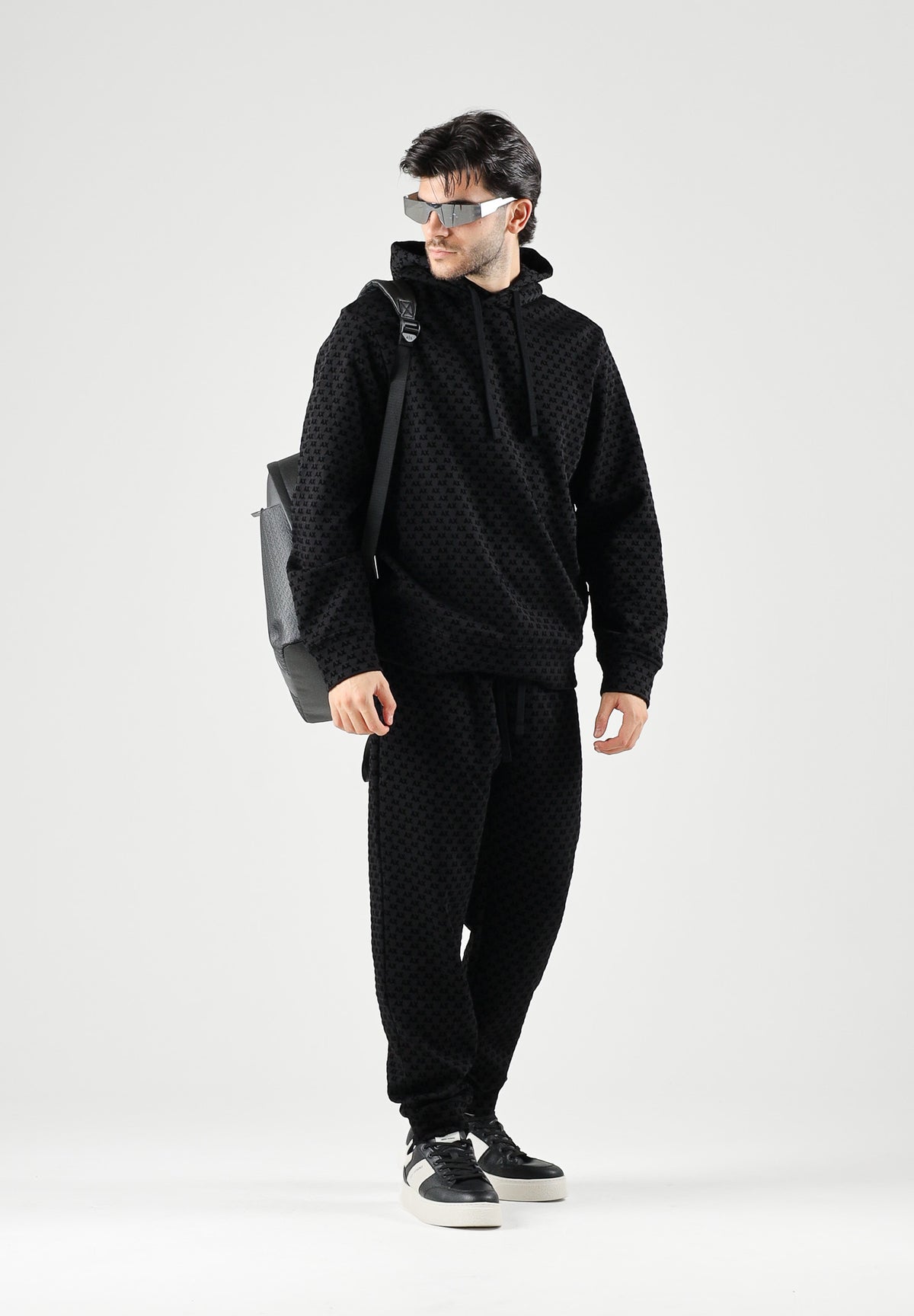 ARMANI EXCHANGE Pantaloni JOGGER neri per uomo con elastico in vita e polsini alle caviglie. XM002904AF10818 UC001 ARMANI EXCHANGE