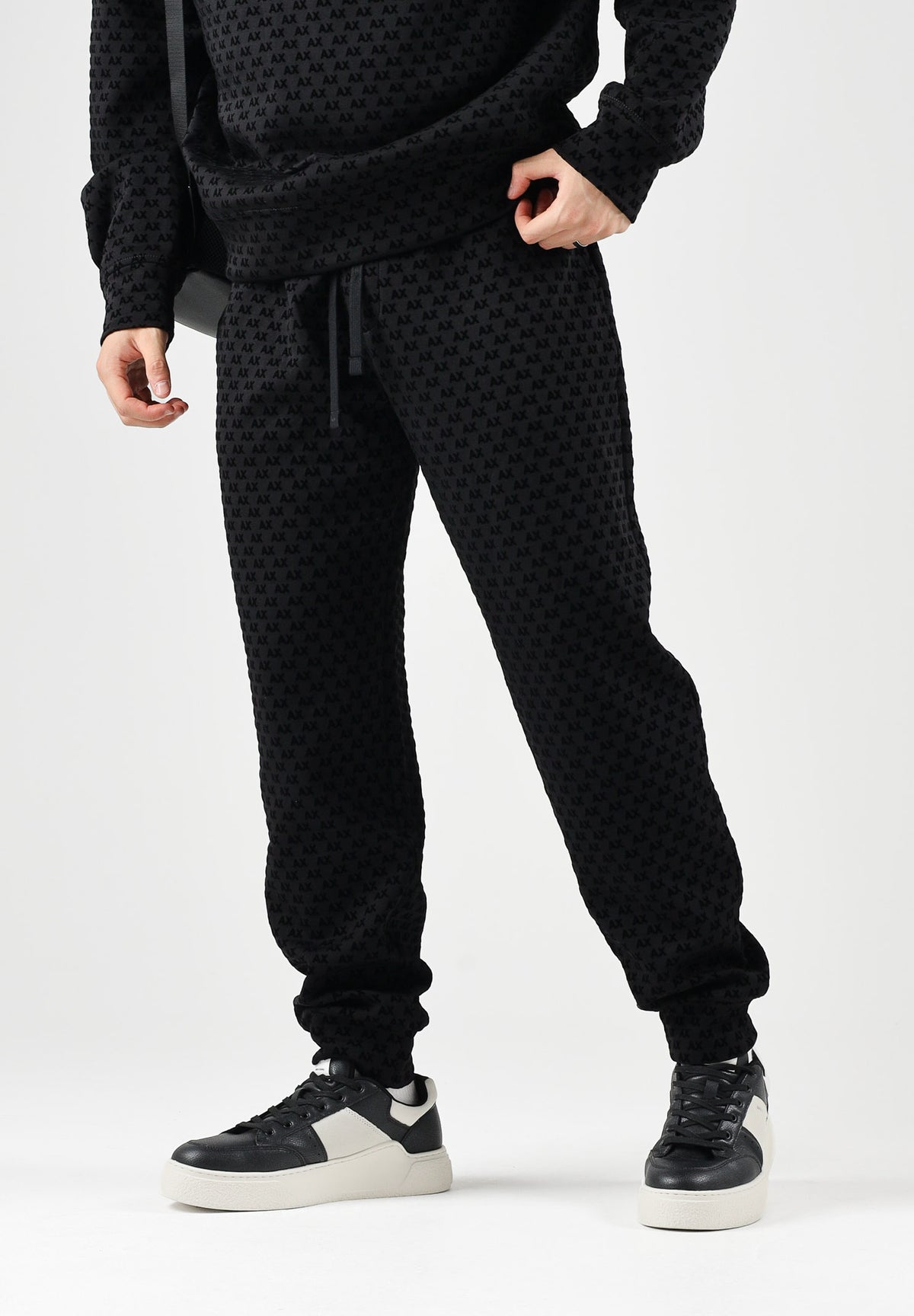ARMANI EXCHANGE Pantaloni JOGGER neri per uomo con elastico in vita e polsini alle caviglie. XM002904AF10818 UC001 ARMANI EXCHANGE
