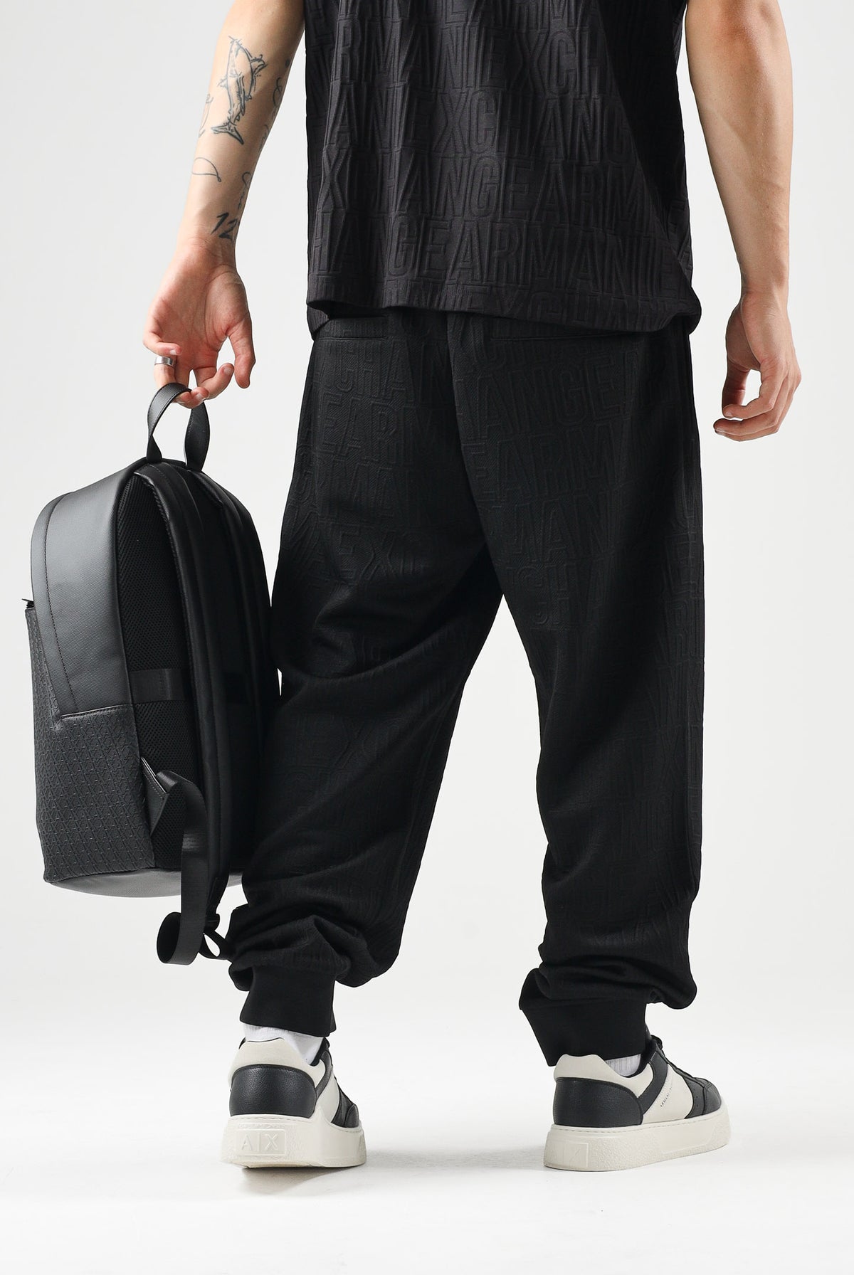 ARMANI EXCHANGE Pantaloni JOGGER neri per uomo con coulisse in vita e tasche laterali. XM002907AF21862 UC001 ARMANI EXCHANGE