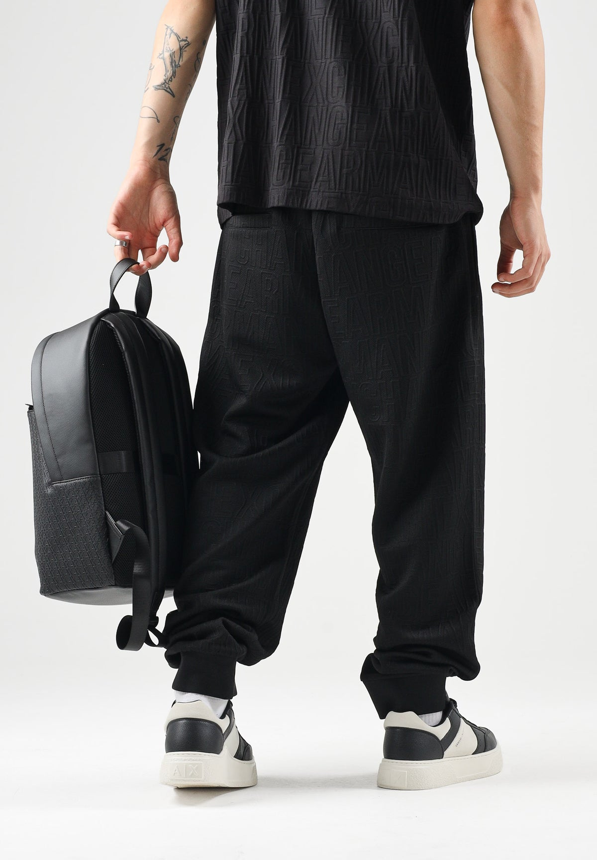 ARMANI EXCHANGE Pantaloni JOGGER neri per uomo con coulisse in vita e tasche laterali. XM002907AF21862 UC001 ARMANI EXCHANGE