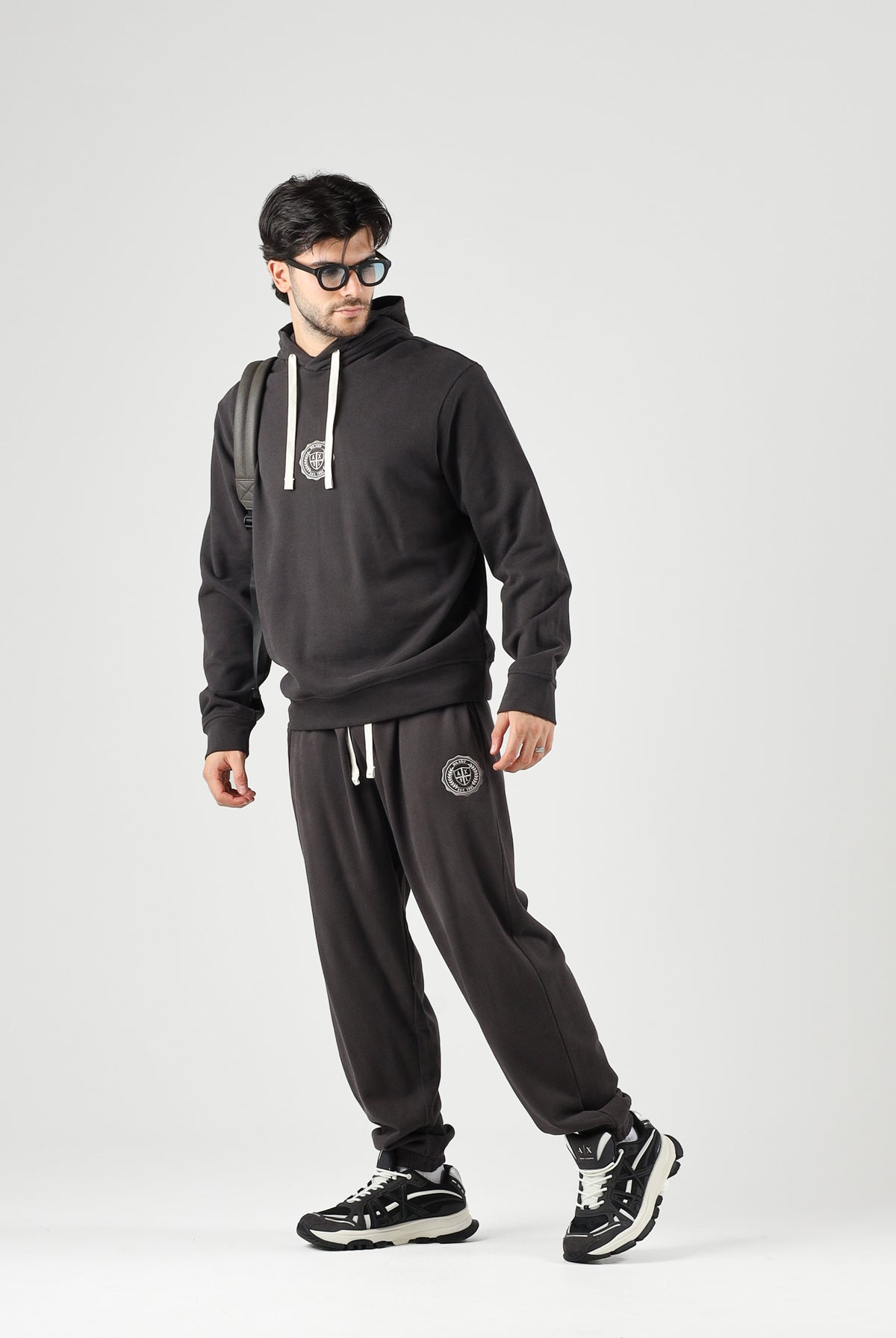 ARMANI EXCHANGE Pantaloni JOGGER licorice-marrone per uomo con vita regolabile e polsini elasticizzati. XM002914AF26047 U8128 ARMANI EXCHANGE