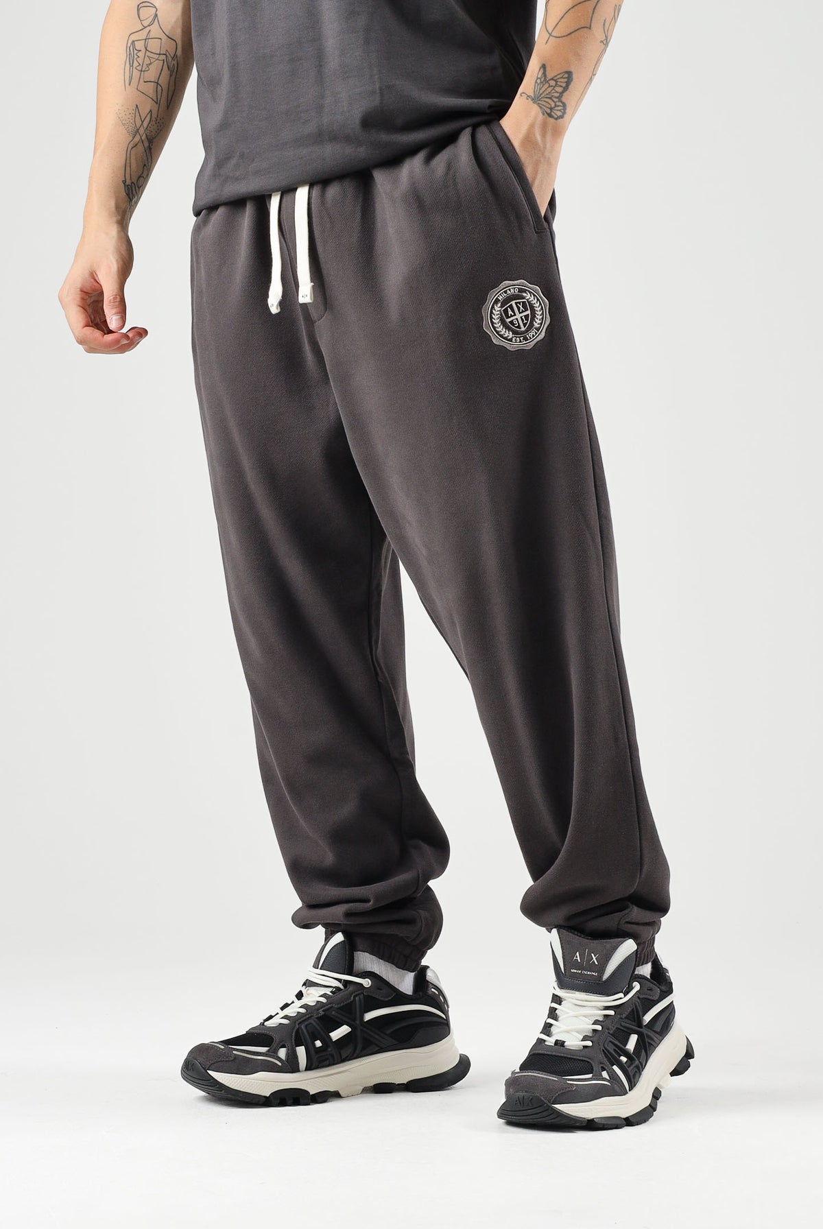 ARMANI EXCHANGE Pantaloni JOGGER licorice-marrone per uomo con vita regolabile e polsini elasticizzati. XM002914AF26047 U8128 ARMANI EXCHANGE
