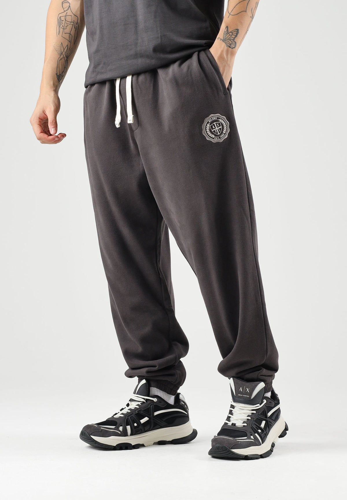 ARMANI EXCHANGE Pantaloni JOGGER licorice-marrone per uomo con vita regolabile e polsini elasticizzati. XM002914AF26047 U8128 ARMANI EXCHANGE