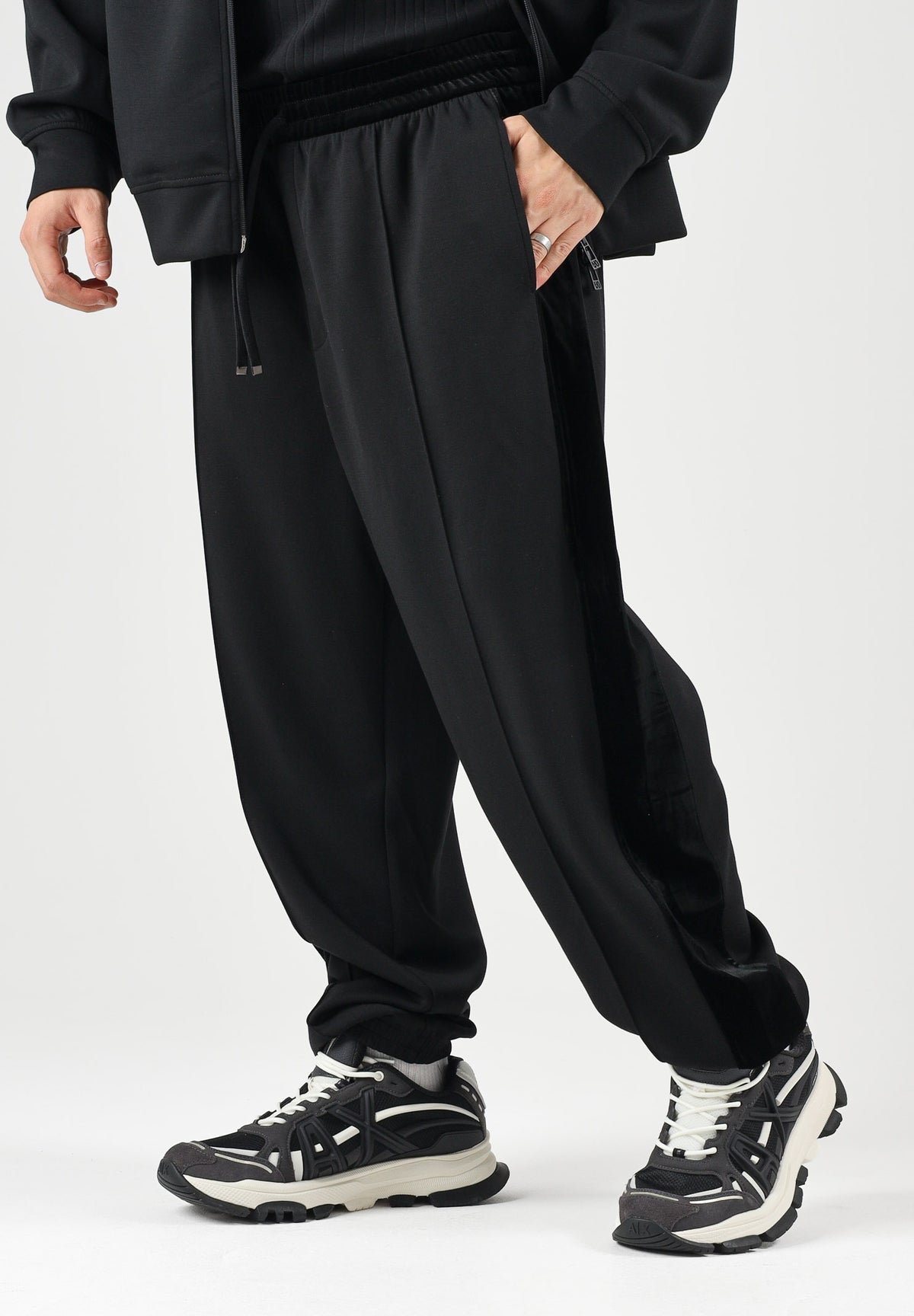 ARMANI EXCHANGE Pantaloni JOGGER black per uomo con coulisse interna e tasche a filetto. XM002924AF19936 UC001 ARMANI EXCHANGE