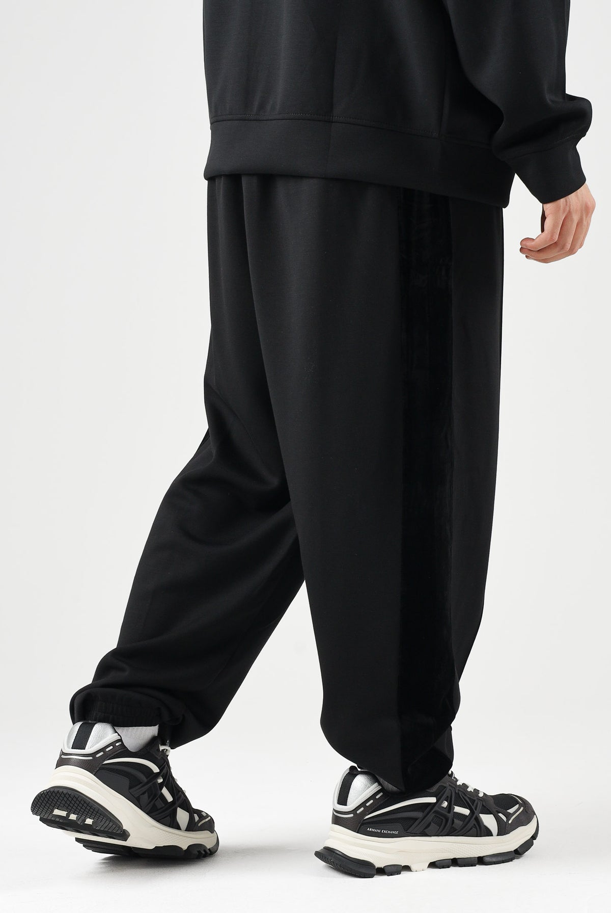 ARMANI EXCHANGE Pantaloni JOGGER black per uomo con coulisse interna e tasche a filetto. XM002924AF19936 UC001 ARMANI EXCHANGE