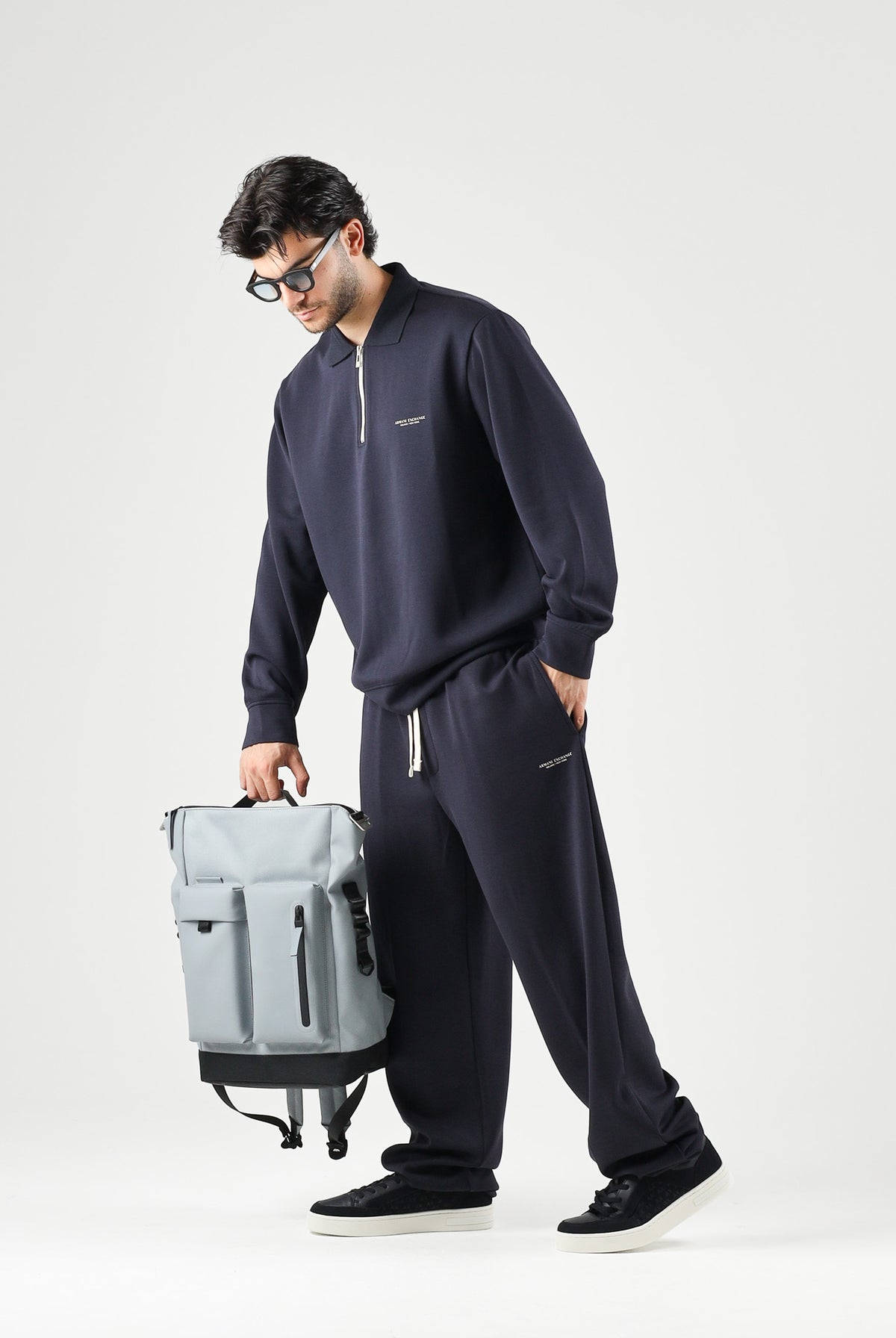 ARMANI EXCHANGE Pantaloni JOGGER deep navy blu per uomo con coulisse in vita e tasche laterali. XM002941AF19936 UB101 ARMANI EXCHANGE
