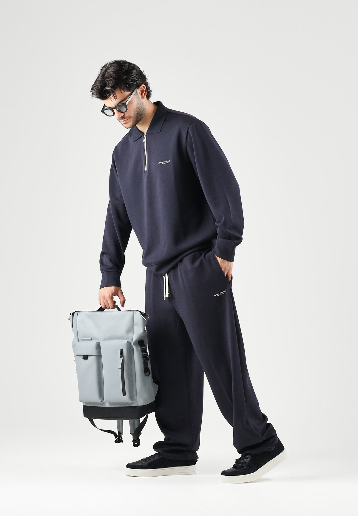 ARMANI EXCHANGE Pantaloni JOGGER deep navy blu per uomo con coulisse in vita e tasche laterali. XM002941AF19936 UB101 ARMANI EXCHANGE