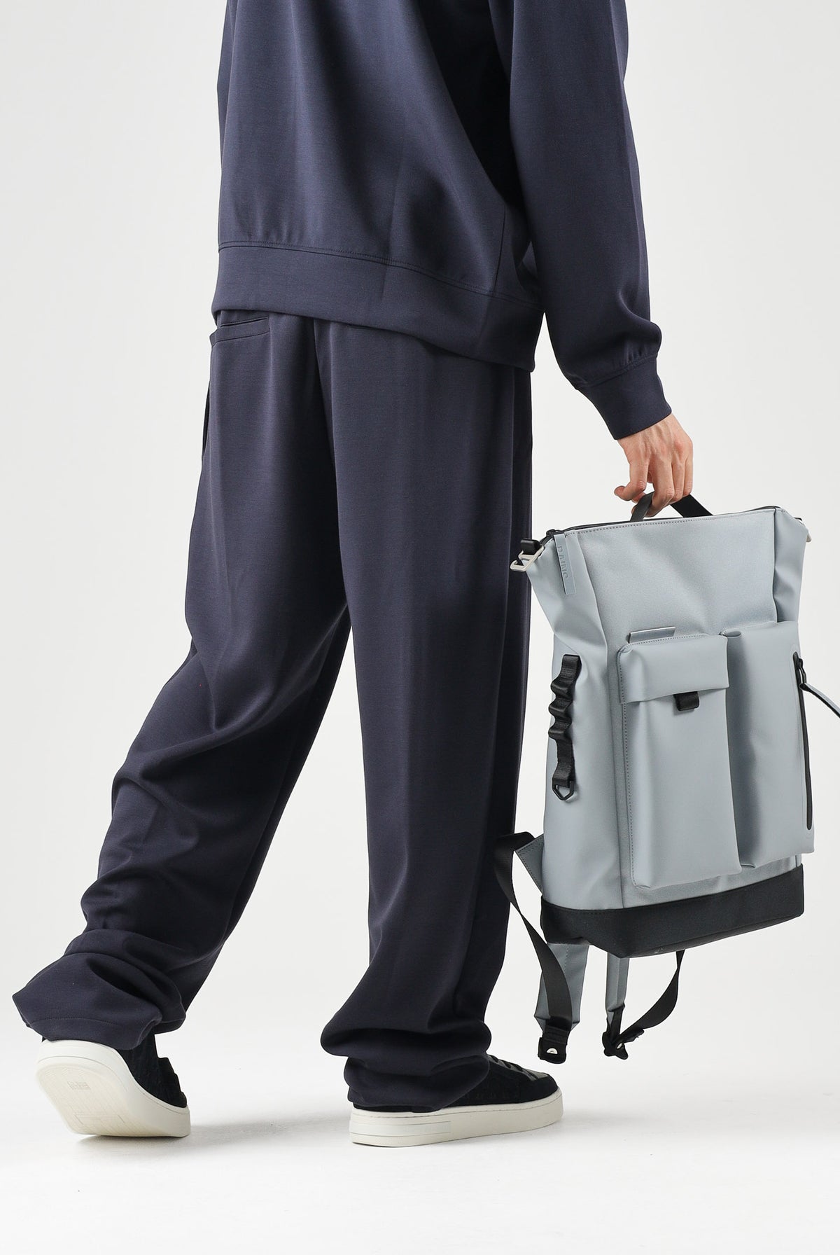 ARMANI EXCHANGE Pantaloni JOGGER deep navy blu per uomo con coulisse in vita e tasche laterali. XM002941AF19936 UB101 ARMANI EXCHANGE