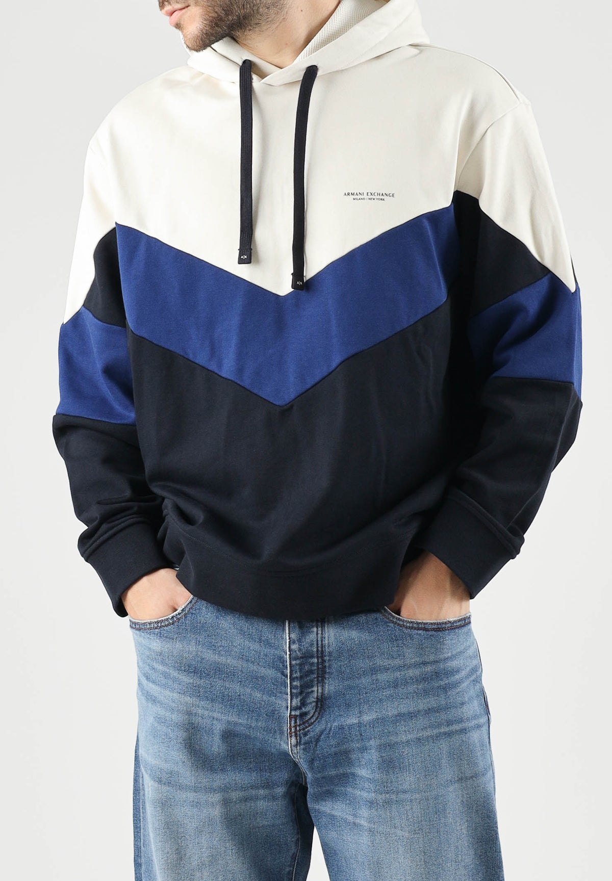 ARMANI EXCHANGE Felpa con cappuccio COLORBLOCK off white-bianca per uomo con motivo geometrico a V sul petto. XM002963AF20934 M0378 ARMANI EXCHANGE