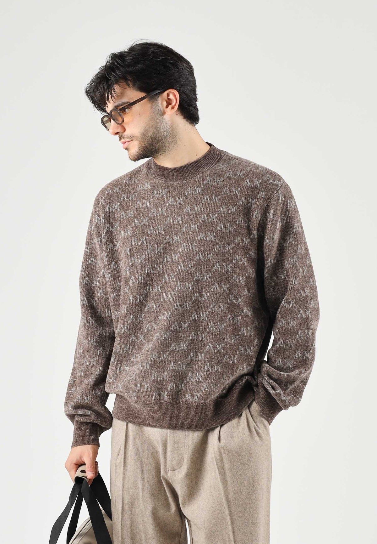 ARMANI EXCHANGE Maglione JACQUARD falcon-marrone per uomo con girocollo e trama monogram all-over. XM002992AF16916 F6236 ARMANI EXCHANGE