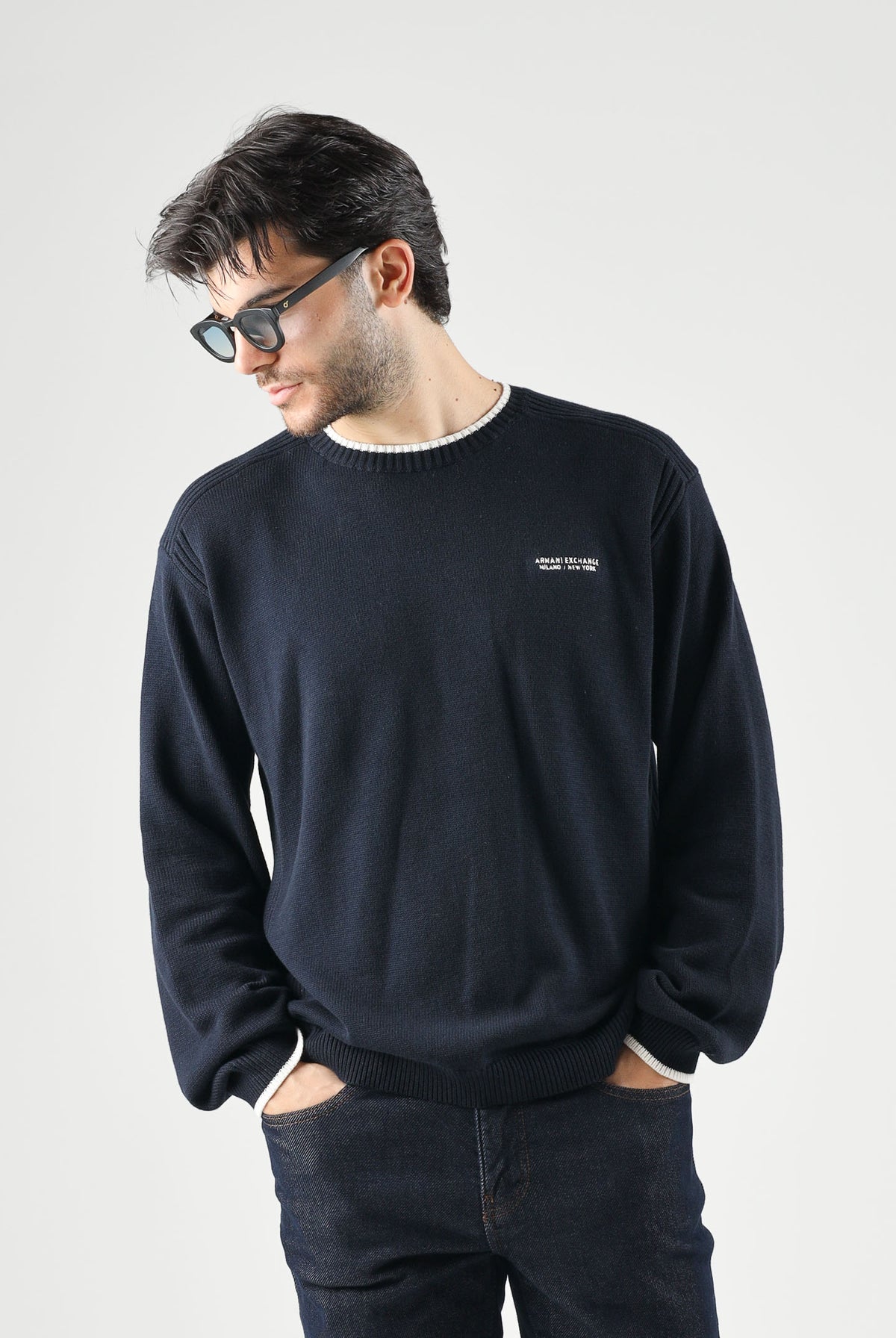 ARMANI EXCHANGE Maglione girocollo vintage navy-blu per uomo con scollo a costine e logo sul petto. XM003009AF28775 UB101 ARMANI EXCHANGE