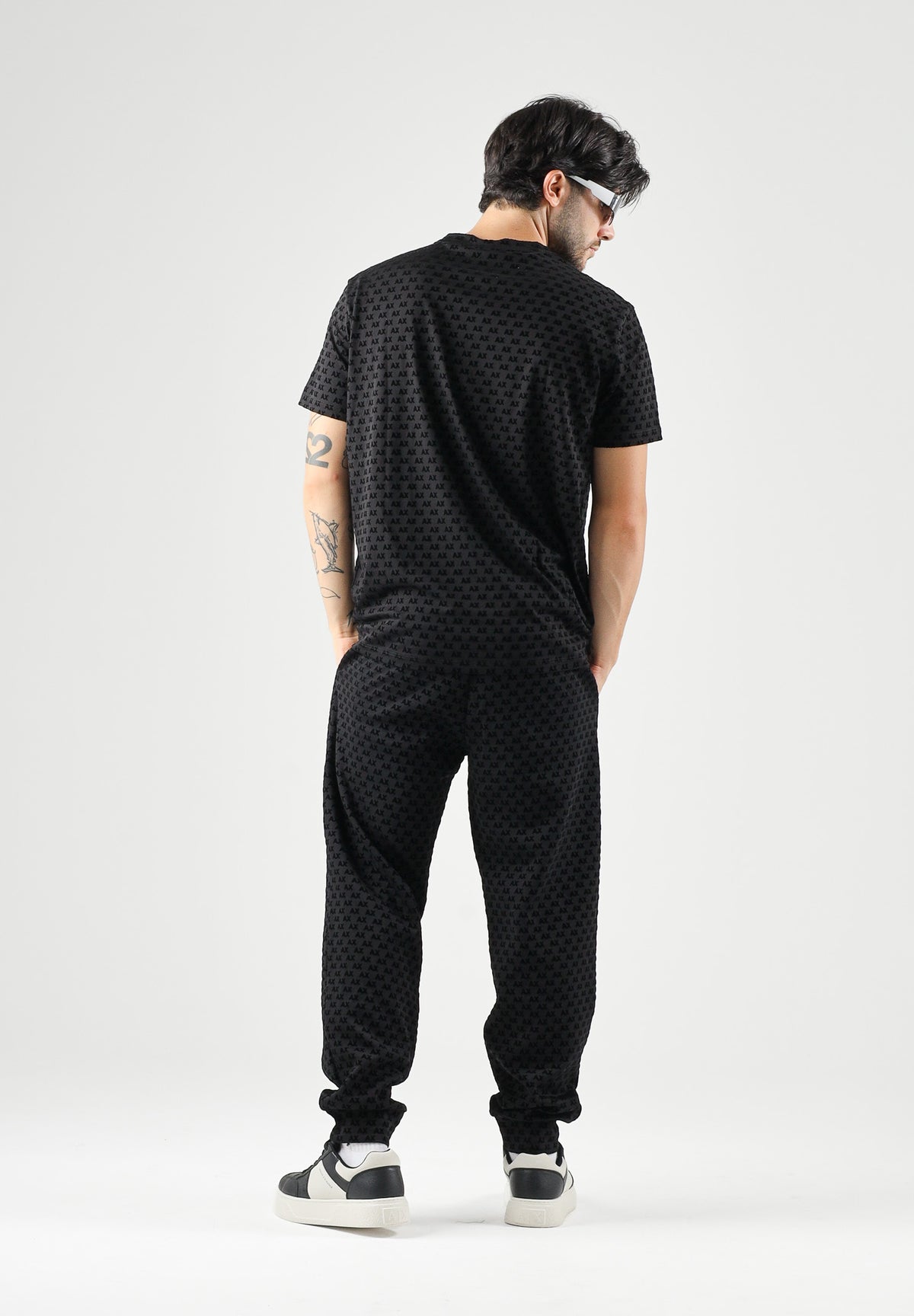ARMANI EXCHANGE T-shirt FULL LOGO nera per uomo con scollo a V e trama grafica all-over. XM003079AF10356 UC001 ARMANI EXCHANGE