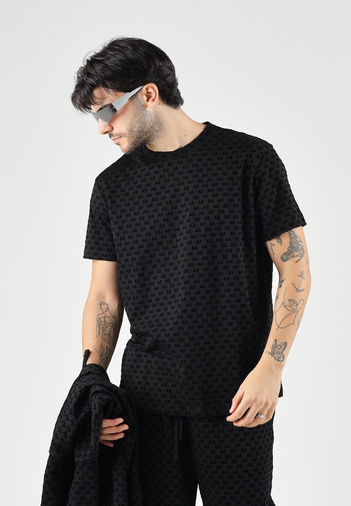 ARMANI EXCHANGE T-shirt FULL LOGO nera per uomo con scollo a V e trama grafica all-over. XM003079AF10356 UC001 ARMANI EXCHANGE