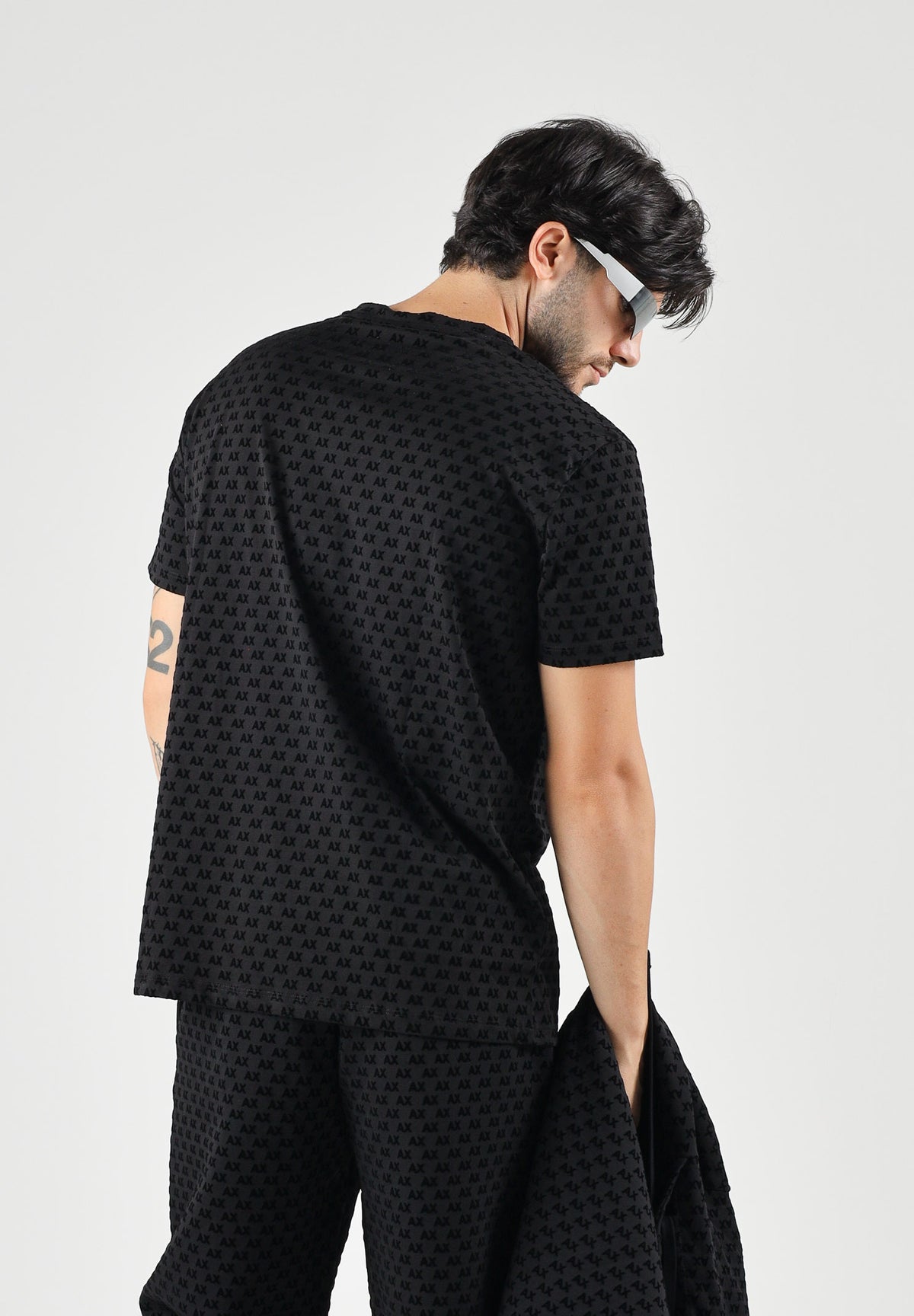 ARMANI EXCHANGE T-shirt FULL LOGO nera per uomo con scollo a V e trama grafica all-over. XM003079AF10356 UC001 ARMANI EXCHANGE