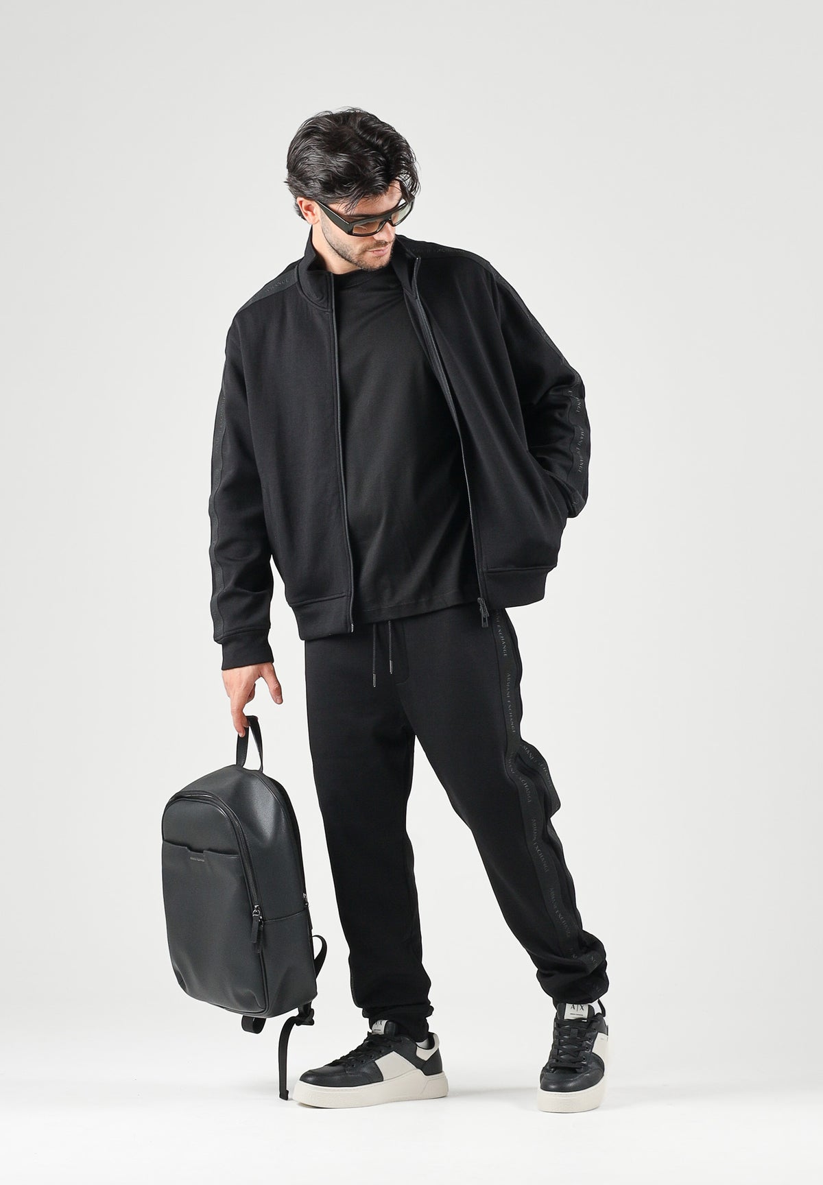 ARMANI EXCHANGE Pantaloni JOGGER neri per uomo con coulisse in vita e polsini elasticizzati. XM003145AF13047 UC001 ARMANI EXCHANGE