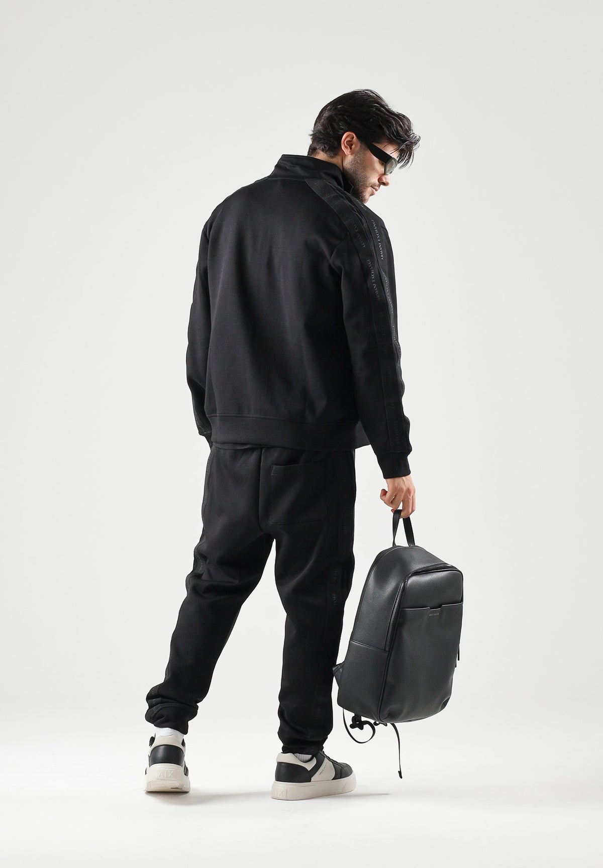ARMANI EXCHANGE Pantaloni JOGGER neri per uomo con coulisse in vita e polsini elasticizzati. XM003145AF13047 UC001 ARMANI EXCHANGE