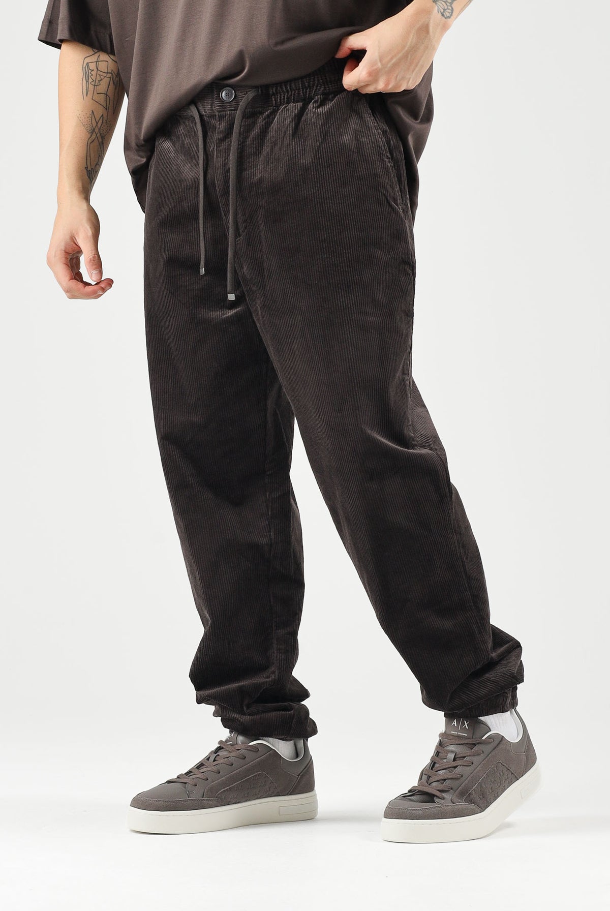 ARMANI EXCHANGE Pantaloni licorice-marroni per uomo con coulisse in vita e polsini elasticizzati. XM003304AF27114 U8128 ARMANI EXCHANGE