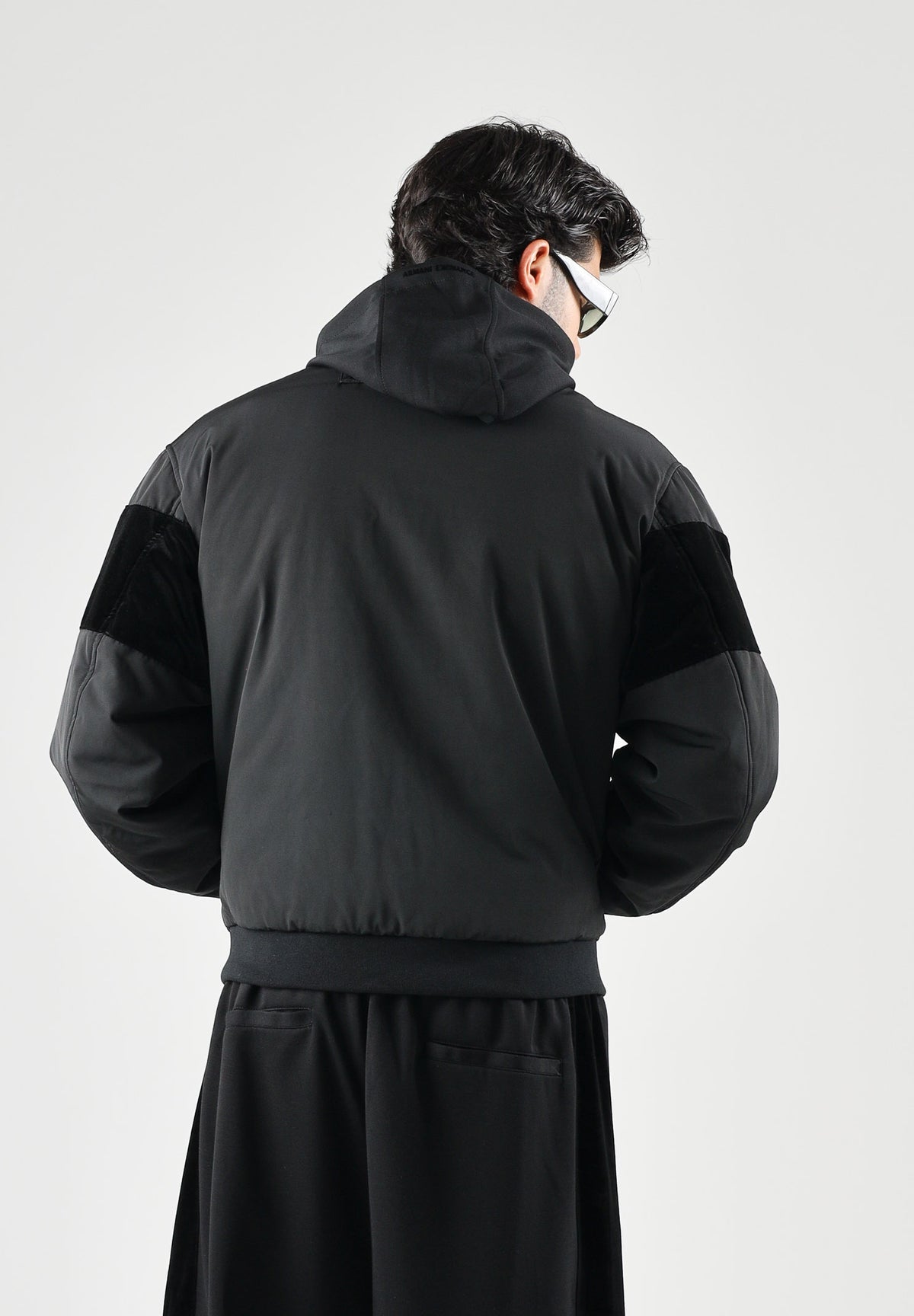 ARMANI EXCHANGE Bomber leggero TECNICO nero per uomo con zip integrale e fascia orizzontale a contrasto. XM003352AF27322 UC001 ARMANI EXCHANGE