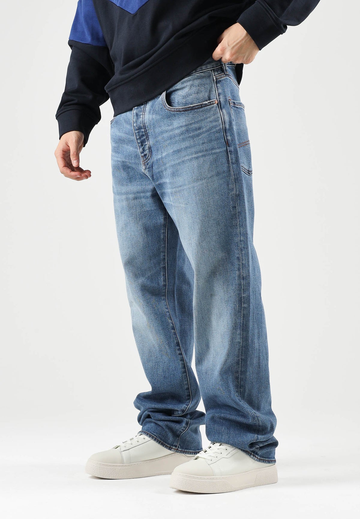 ARMANI EXCHANGE Jeans medium blue denim per uomo con lavaggio chiaro e impunture a contrasto. XM003550AF29247 MB002 ARMANI EXCHANGE