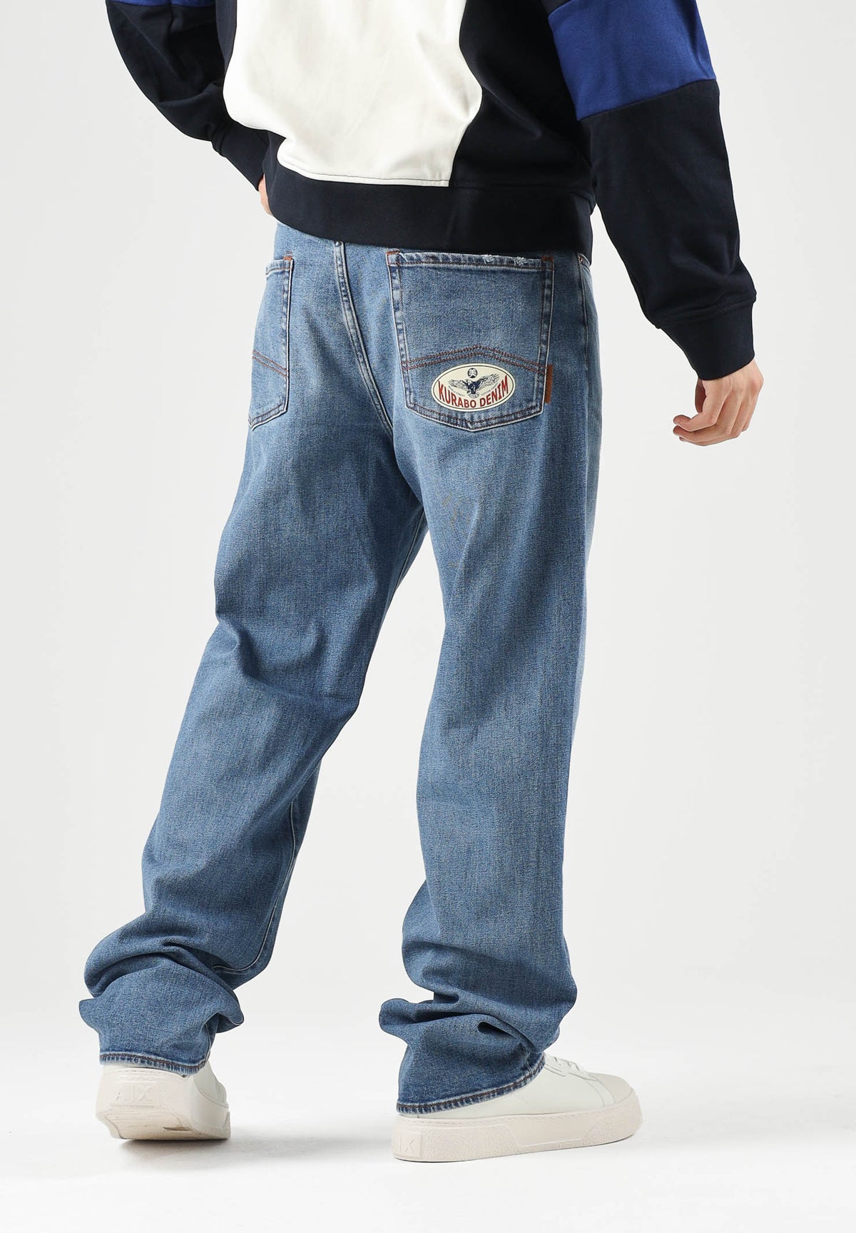 ARMANI EXCHANGE Jeans medium blue denim per uomo con lavaggio chiaro e impunture a contrasto. XM003550AF29247 MB002 ARMANI EXCHANGE