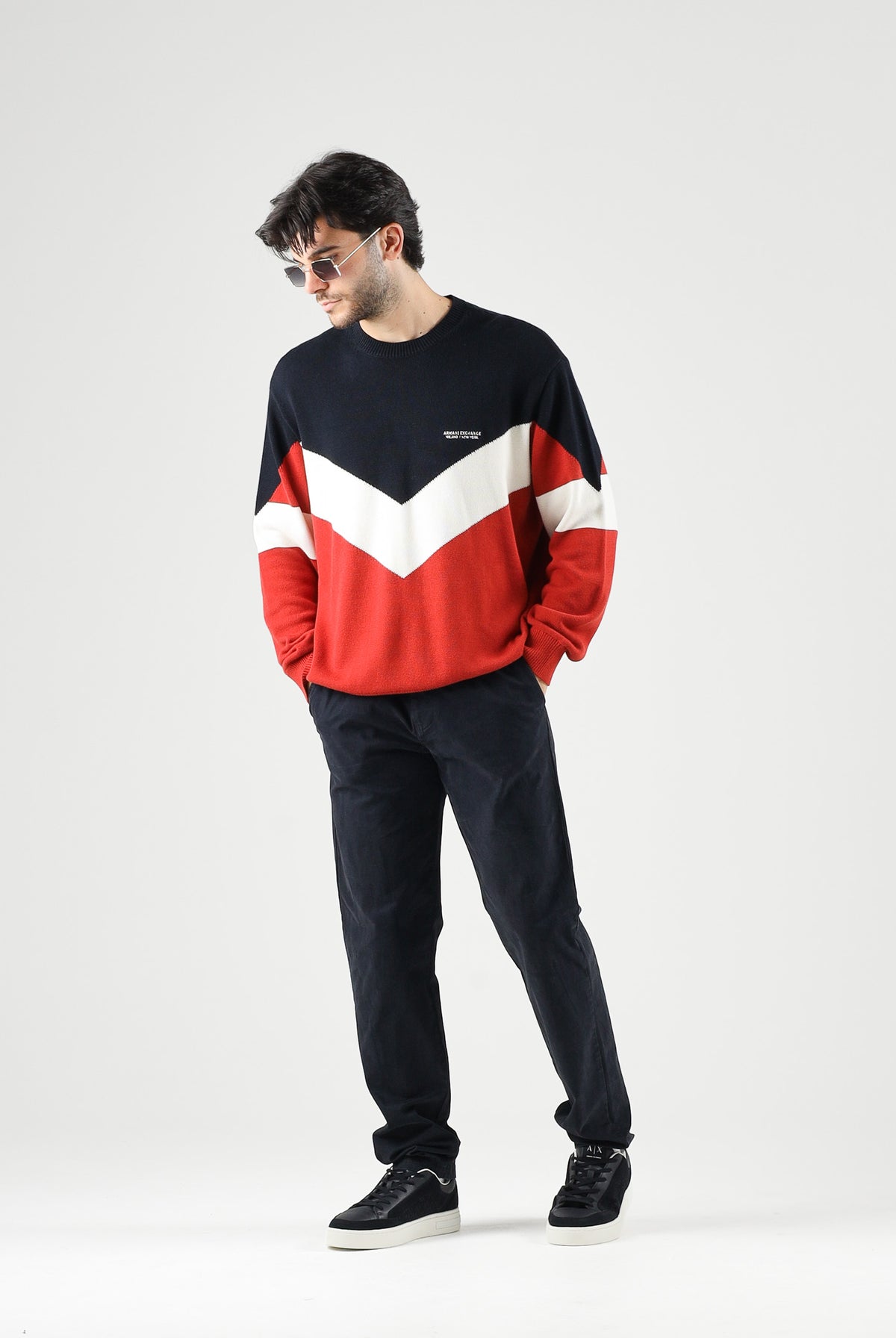 ARMANI EXCHANGE Maglione COLORBLOCK girocollo deep navy per uomo con motivo geometrico a chevron. XM003561AF18754 MB788 ARMANI EXCHANGE