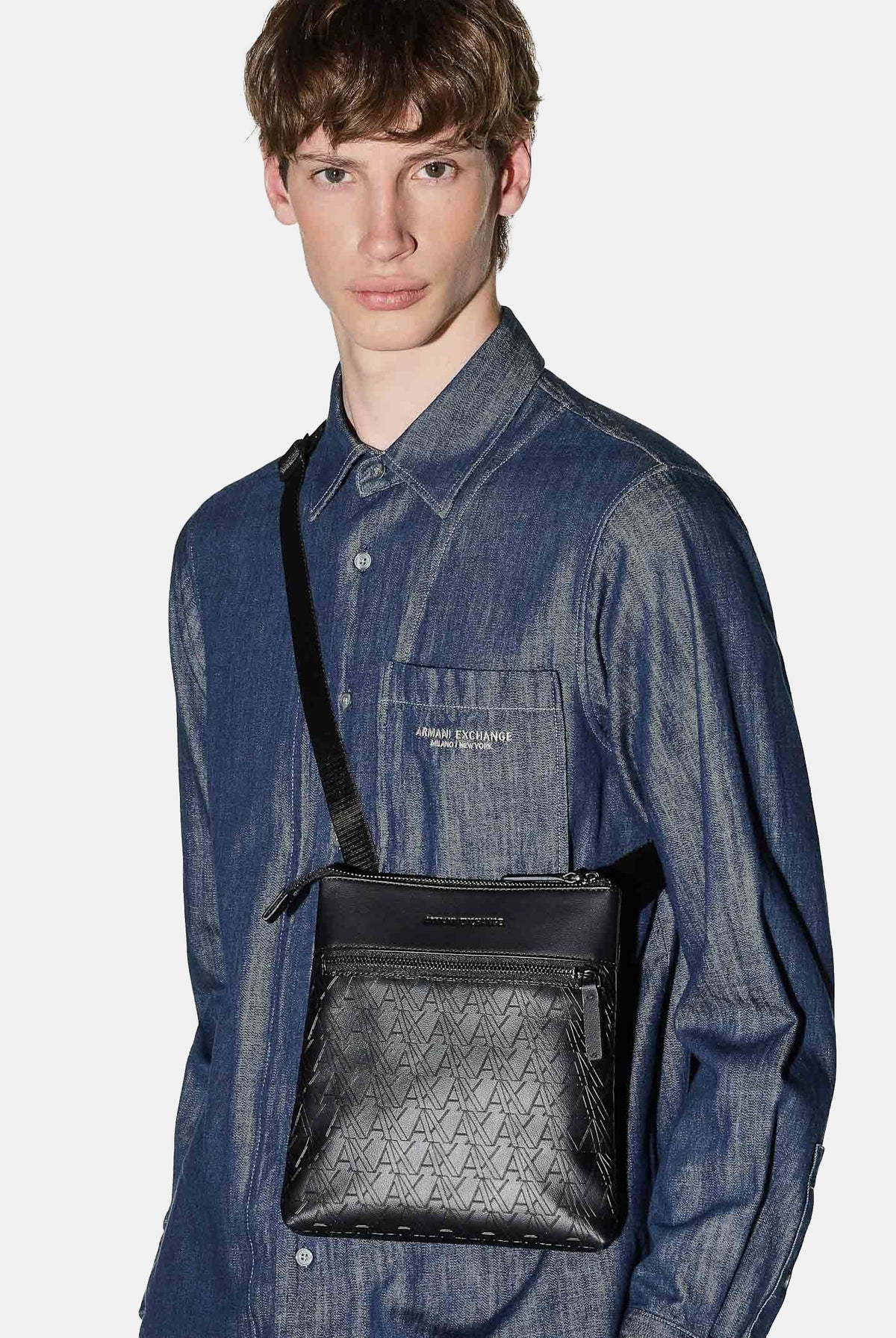 ARMANI EXCHANGE Tracolla nera da uomo con fantasia monogram e tracolla regolabile XM003582AF26662 UC001 ARMANI EXCHANGE