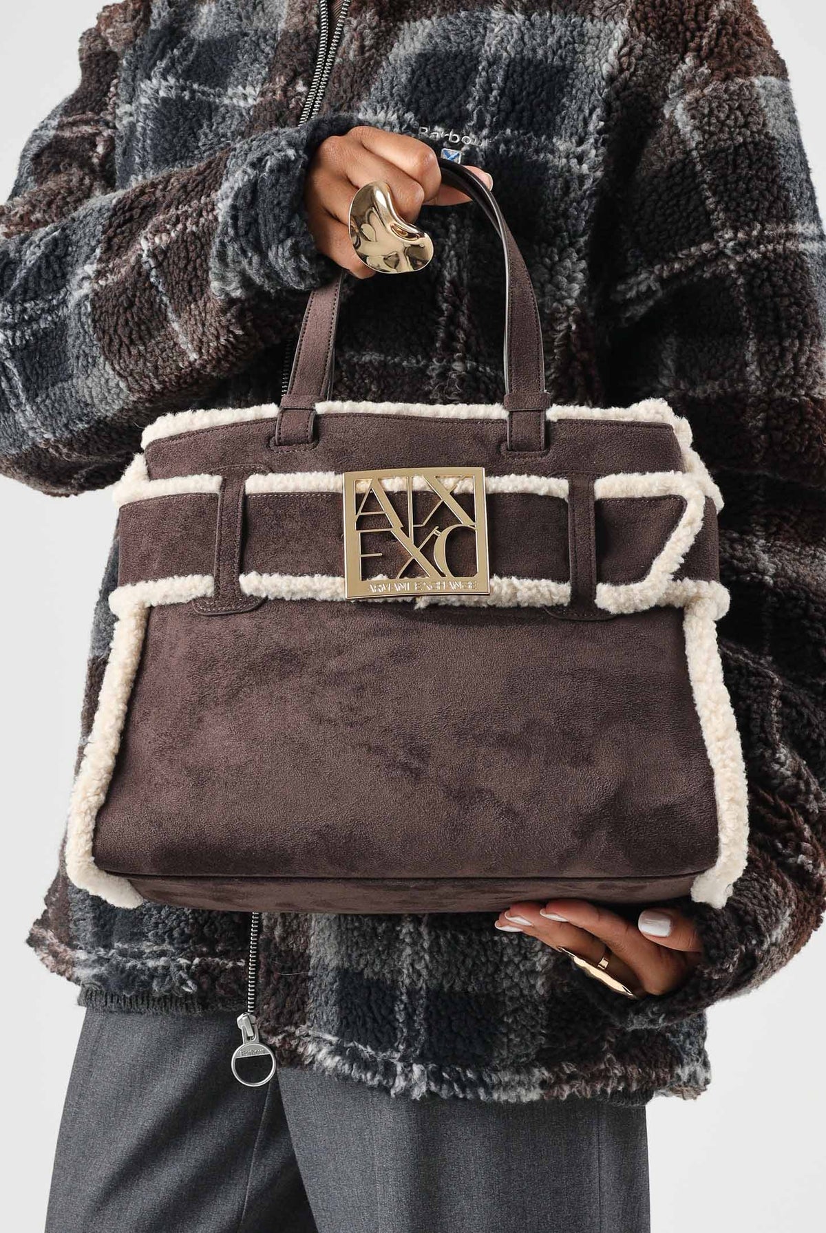 ARMANI EXCHANGE Borsa tote bag marrone per donna con profili in ecopelliccia e maxi logo frontale. XW000285AF26995 M6027 ARMANI EXCHANGE