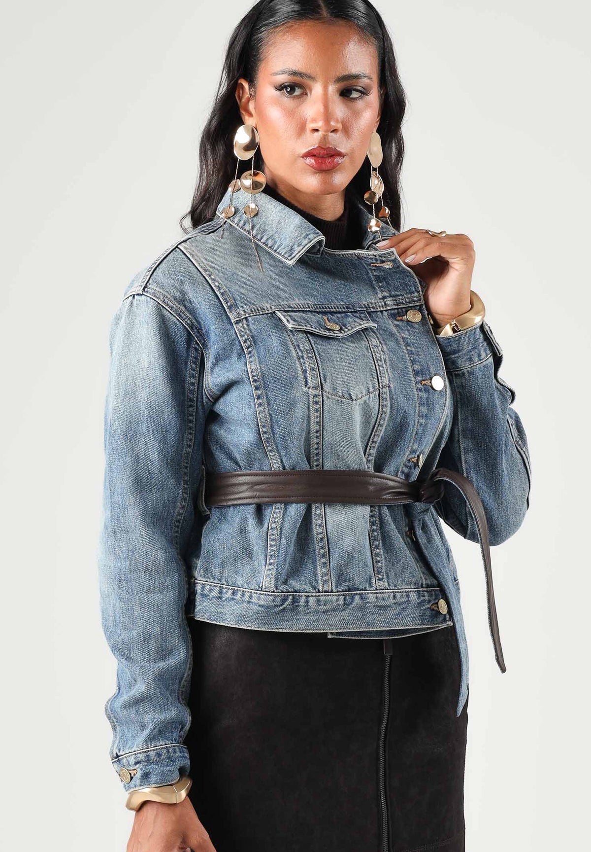 ARMANI EXCHANGE Giubbotto di jeans light blue denim per donna con cintura in ecopelle e chiusura con bottoni. XW002531AF25766 MB001 ARMANI EXCHANGE