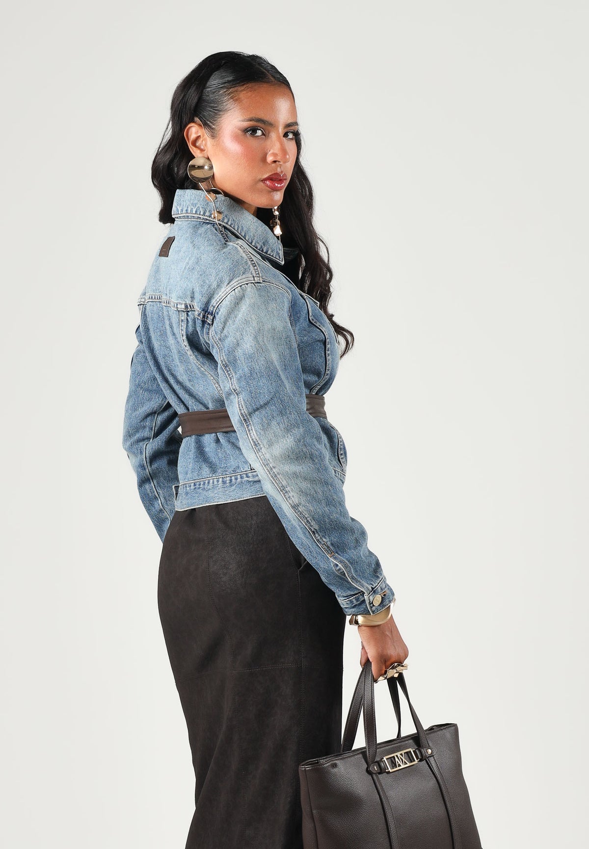 ARMANI EXCHANGE Giubbotto di jeans light blue denim per donna con cintura in ecopelle e chiusura con bottoni. XW002531AF25766 MB001 ARMANI EXCHANGE