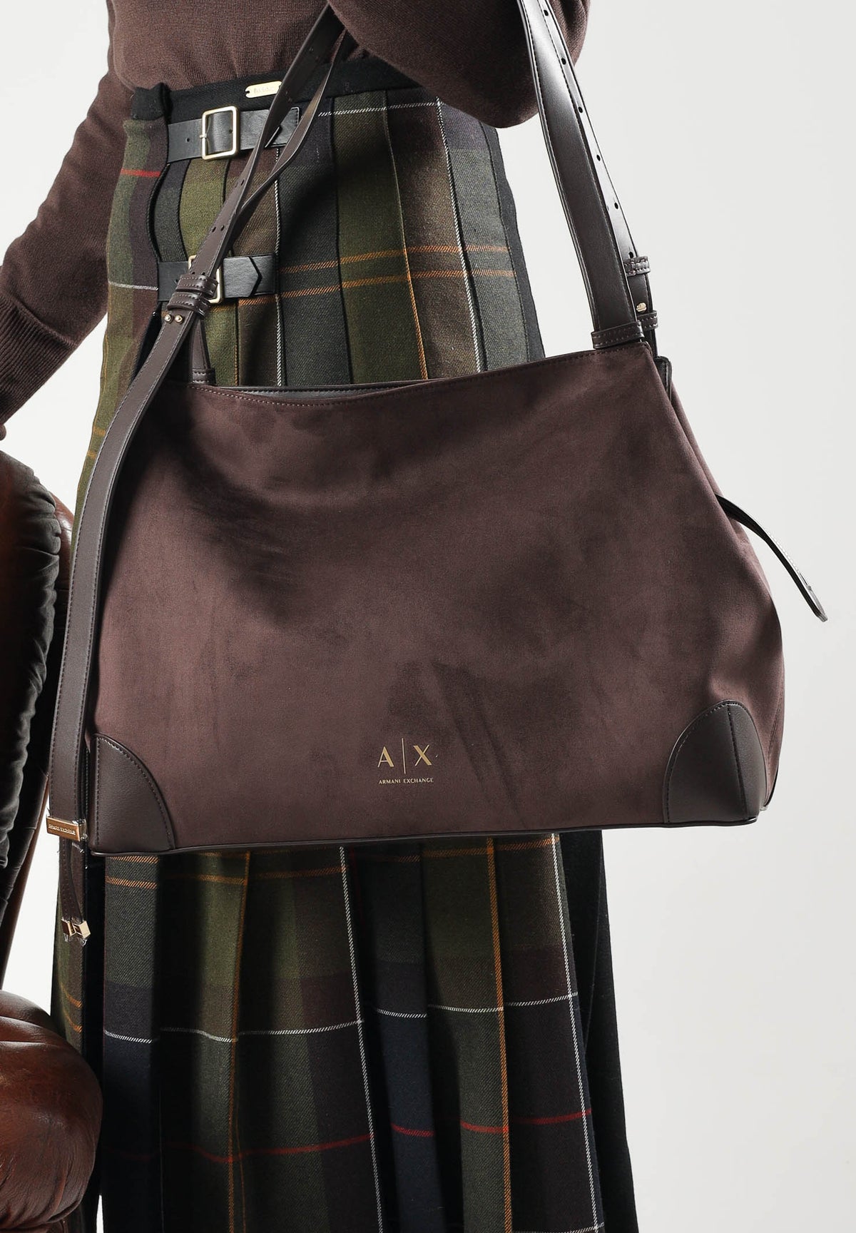 ARMANI EXCHANGE Borsa a spalla HOBO marrone da donna con manico regolabile, chiusura con zip e dettagli metallici dorati. XW002603AF22666 U6032 ARMANI EXCHANGE