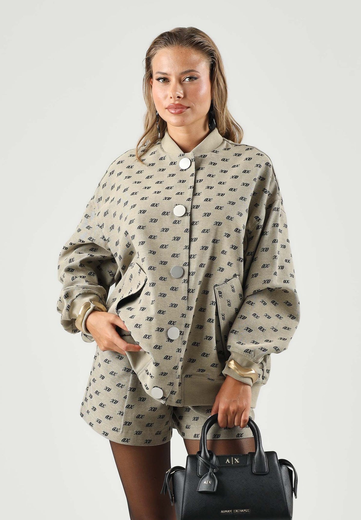 ARMANI EXCHANGE Bomber leggero MONOGRAM atmosph beige per donna con chiusura a bottoni e stampa all-over. XW002904AF26063 F6119 ARMANI EXCHANGE