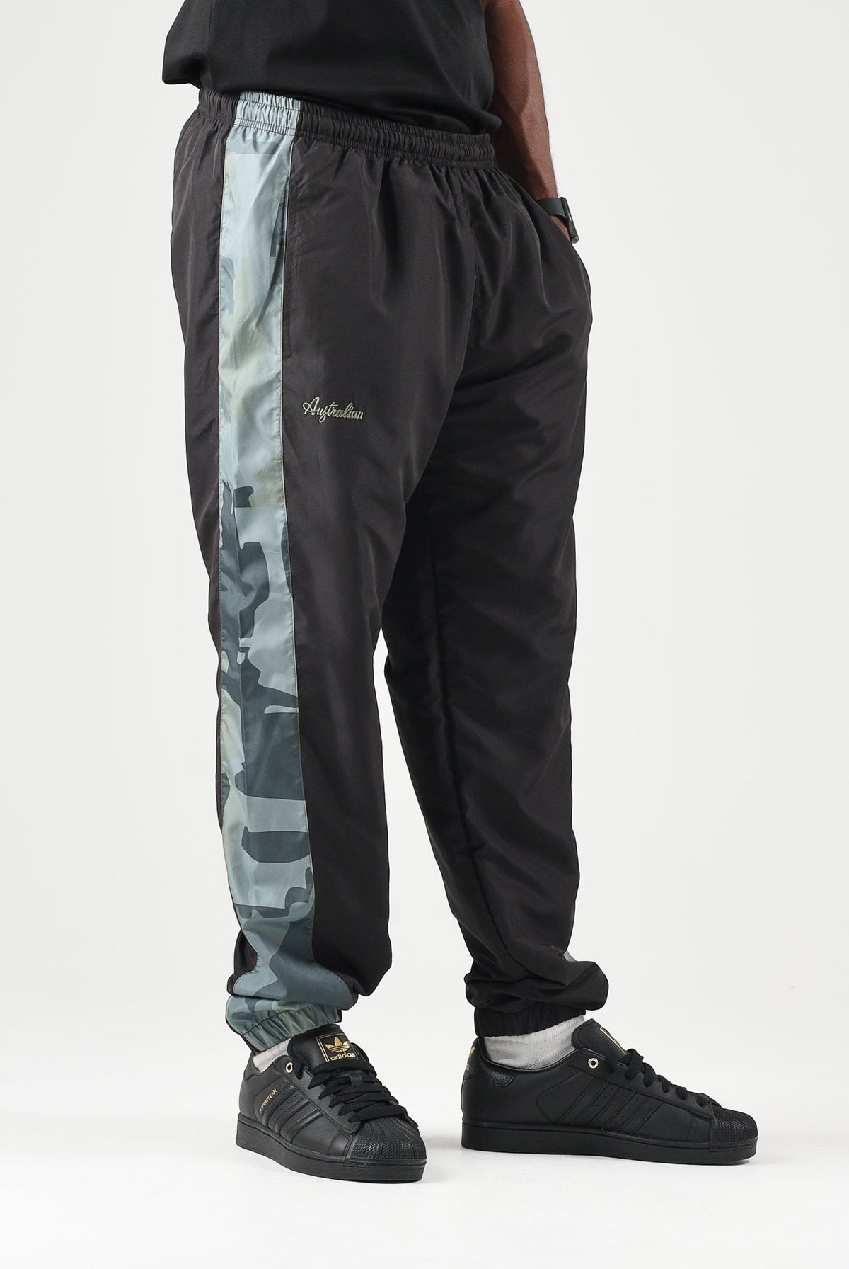 AUSTRALIAN Tuta nera per uomo con inserti stampati a fantasia camouflage, realizzata in microfibra SWUTU0173 003 AUSTRALIAN