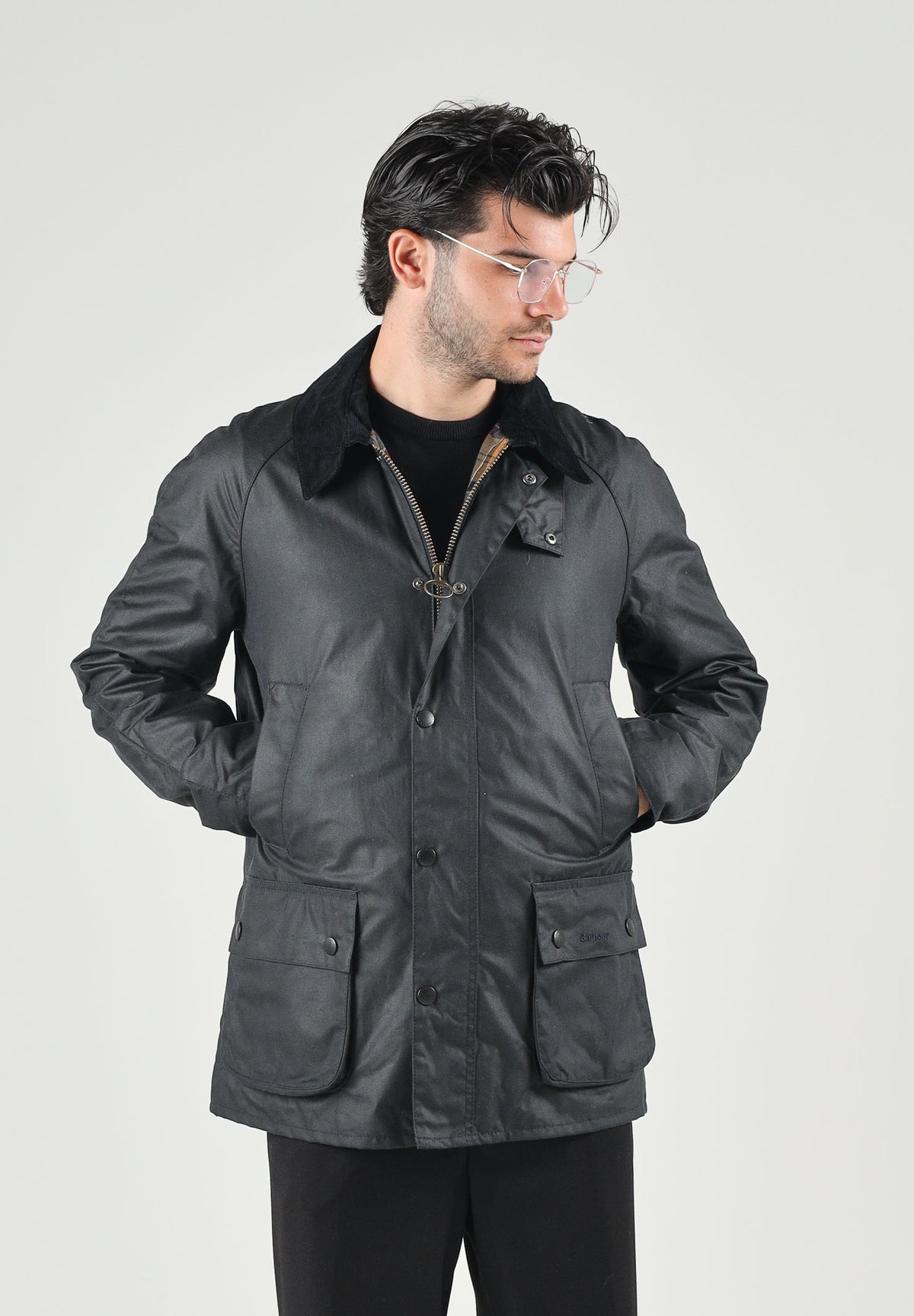 BARBOUR Giubbotto ASHBY WAX JACKET navy-blu per uomo con colletto in velluto blu scuro e tasche frontali con pattina. 262MMWX0339 NY92 BARBOUR