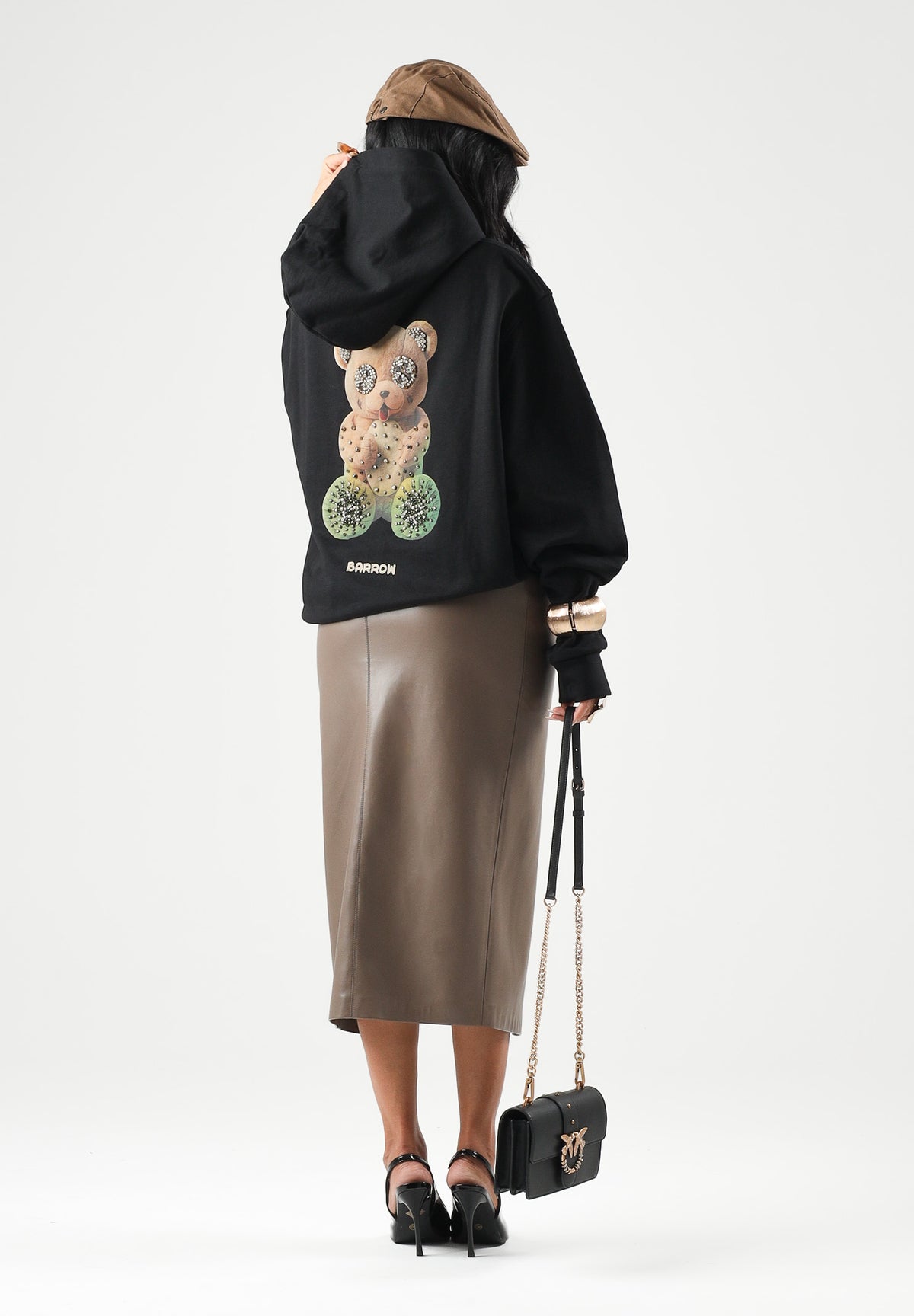 BARROW Felpa con cappuccio Black nera per uomo e donna, con mini logo sul petto e maxi stampa Teddy Bear sul retro.<BR/> F6BWUAHS045 110 BARROW