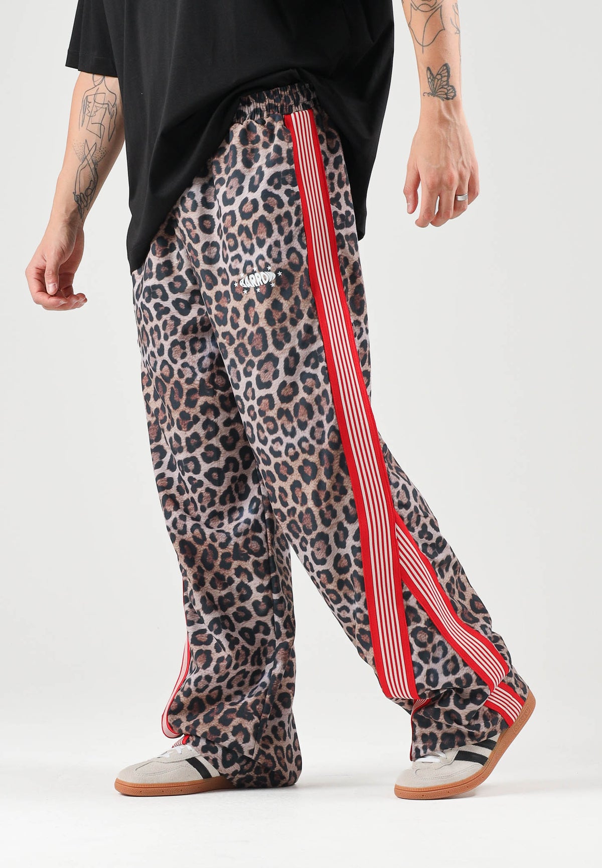 BARROW Pantaloni marroni per uomo e donna con stampa animalier leopardo e bande laterali a contrasto F6BWUAPA089 220 BARROW