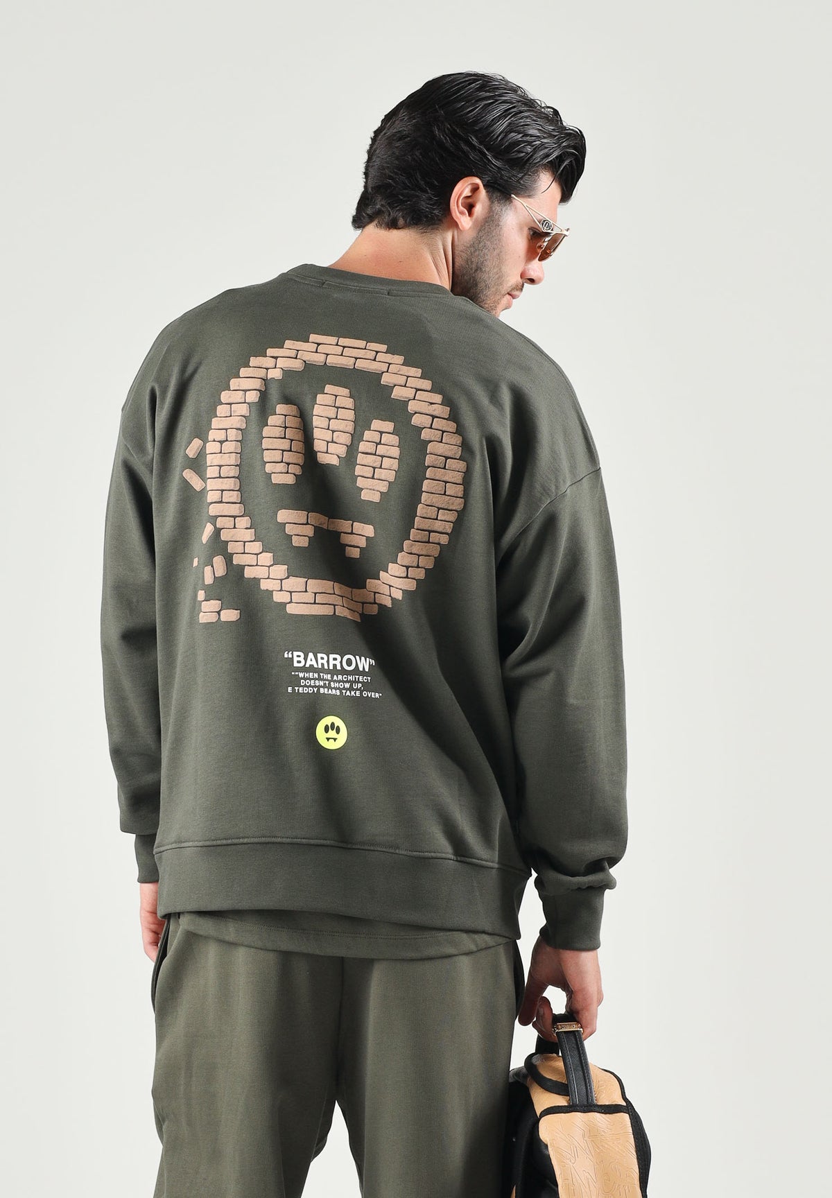 BARROW Felpa girocollo verde militare per uomo e donna con grafica colorata sul petto. F6BWUASW063 082 BARROW