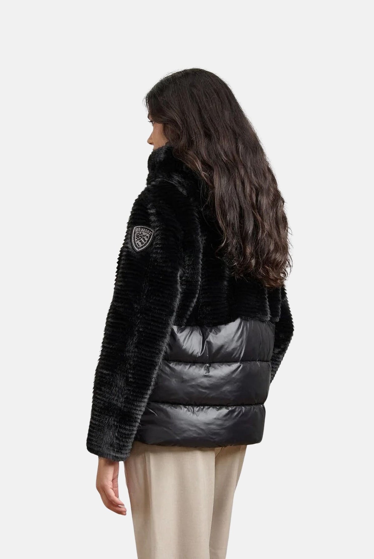 BLAUER piumino corto FANEVIL nero da donna, in pelliccia sintetica e nylon lucido trapuntato, con imbottitura Sorona® Aura, cappuccio e chiusra frontale con zip. 26WBLDC02304-007685 999 BLAUER