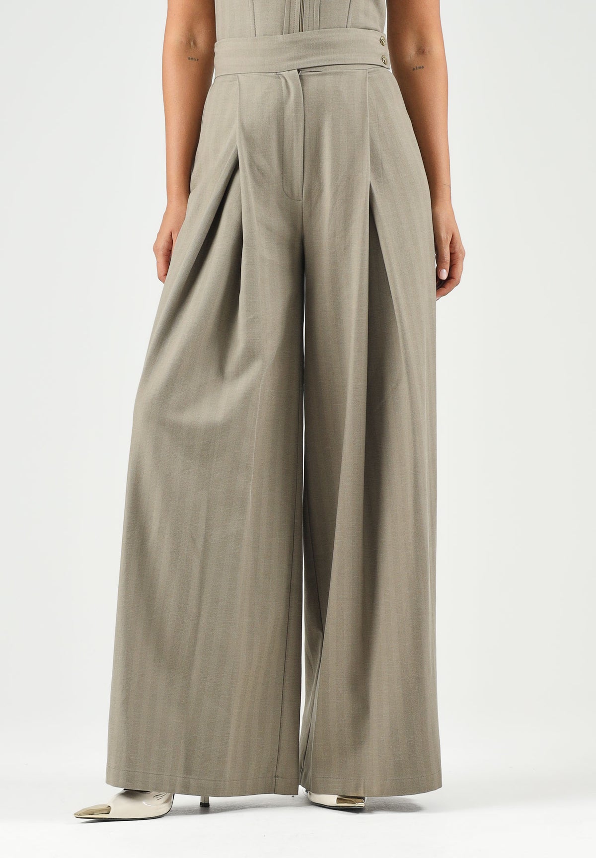 BOHEMIAN VI Pantaloni taupe-verde oliva per donna dal taglio ampio e morbido, vita regolare e pinces frontali sartoriali. BHPA059 TA BOHEMIAN VI
