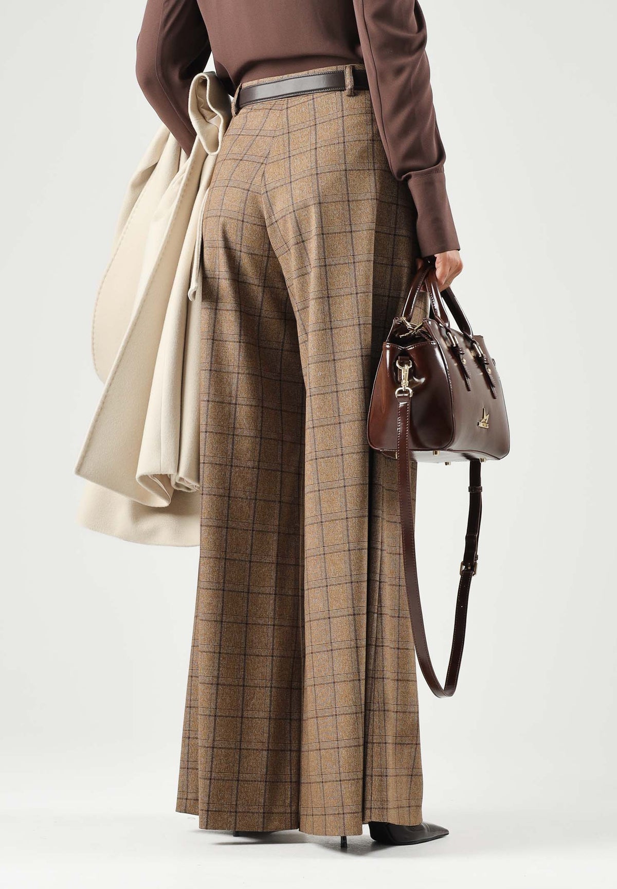 BOHEMIAN VI Pantaloni tartan marroni per donna dal taglio ampio a palazzo, vita regolare e raffinato motivo geometrico BHPA061 UN BOHEMIAN VI