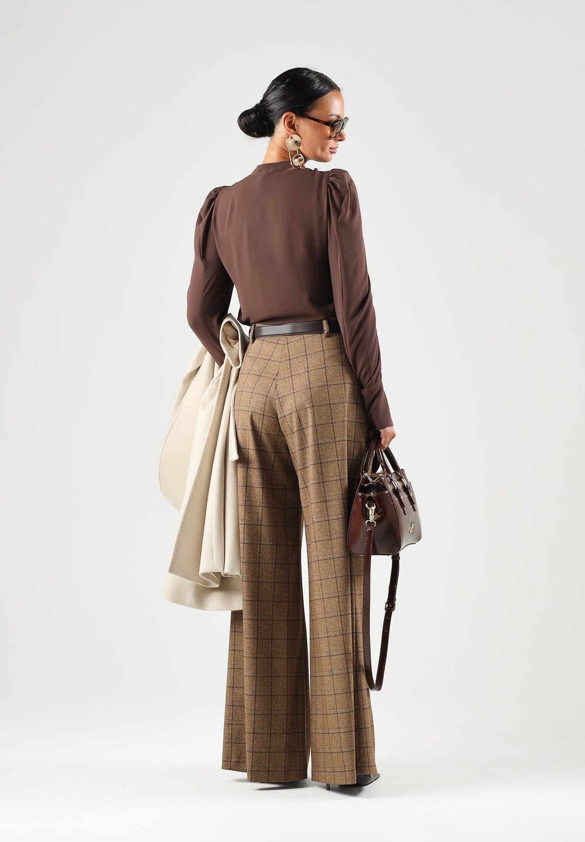 BOHEMIAN VI Pantaloni tartan marroni per donna dal taglio ampio a palazzo, vita regolare e raffinato motivo geometrico BHPA061 UN BOHEMIAN VI