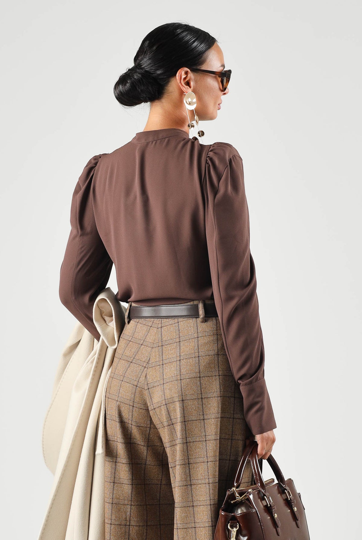 BOHEMIAN VI Camicia manica lunga marrone ciocolato per donna con colletto coreano, pinces frontali strutturate e fondo sagolato. CA277UNI DABR BOHEMIAN VI