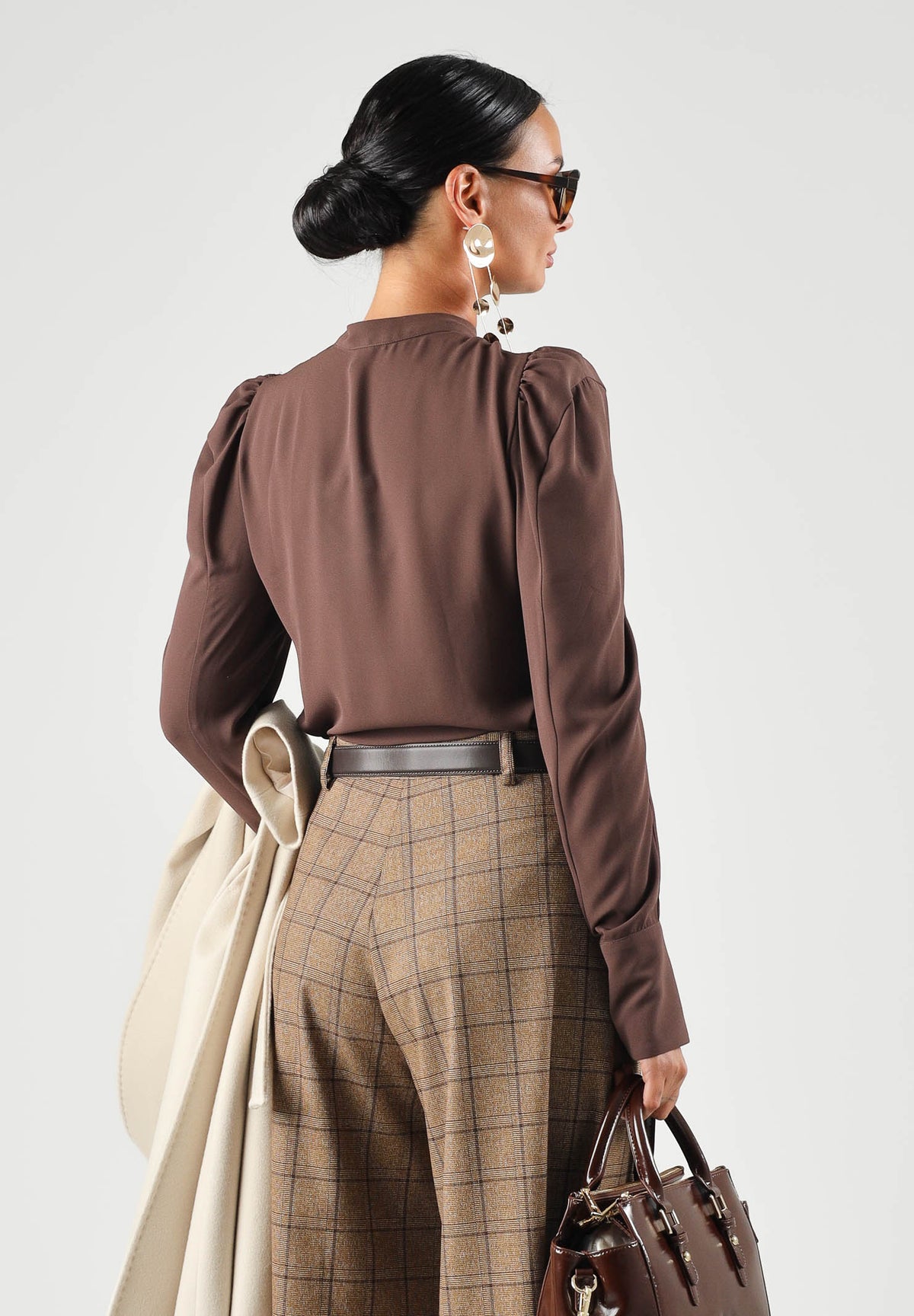 BOHEMIAN VI Camicia manica lunga marrone ciocolato per donna con colletto coreano, pinces frontali strutturate e fondo sagolato. CA277UNI DABR BOHEMIAN VI