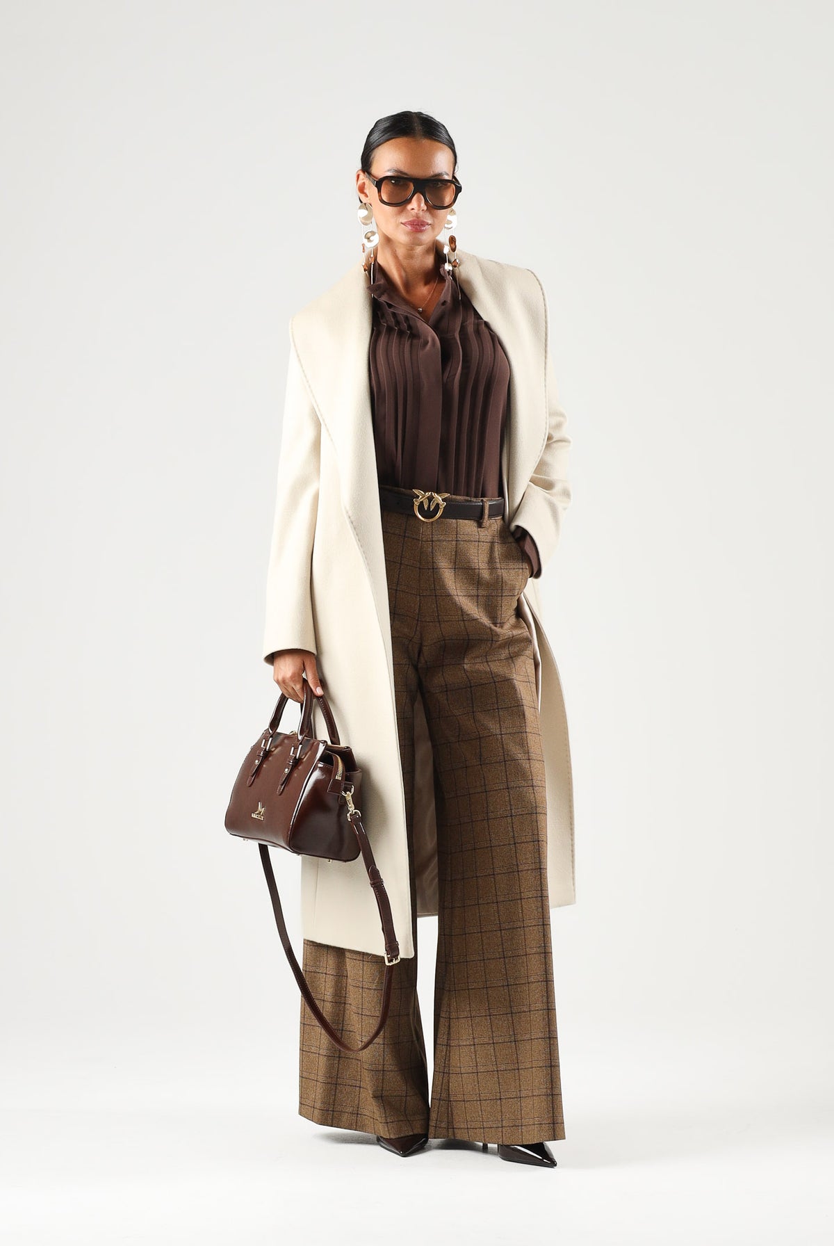 BOHEMIAN VI Camicia manica lunga marrone ciocolato per donna con colletto coreano, pinces frontali strutturate e fondo sagolato. CA277UNI DABR BOHEMIAN VI