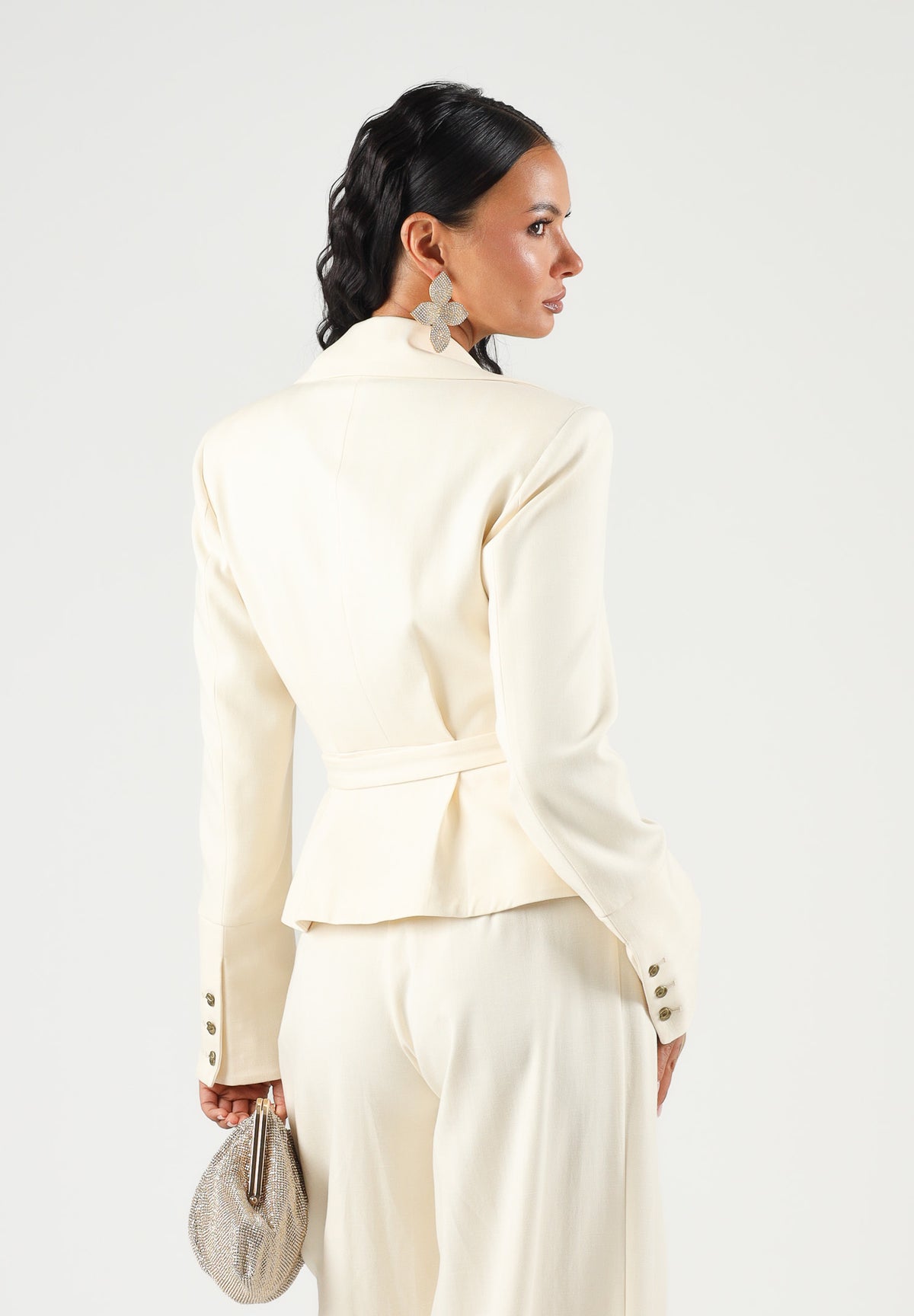 BOHEMIAN VI Giacca doppiopetto milk bianco latte per donna con pinces strutturate e fondo svasato a balza. GI335 MI BOHEMIAN VI