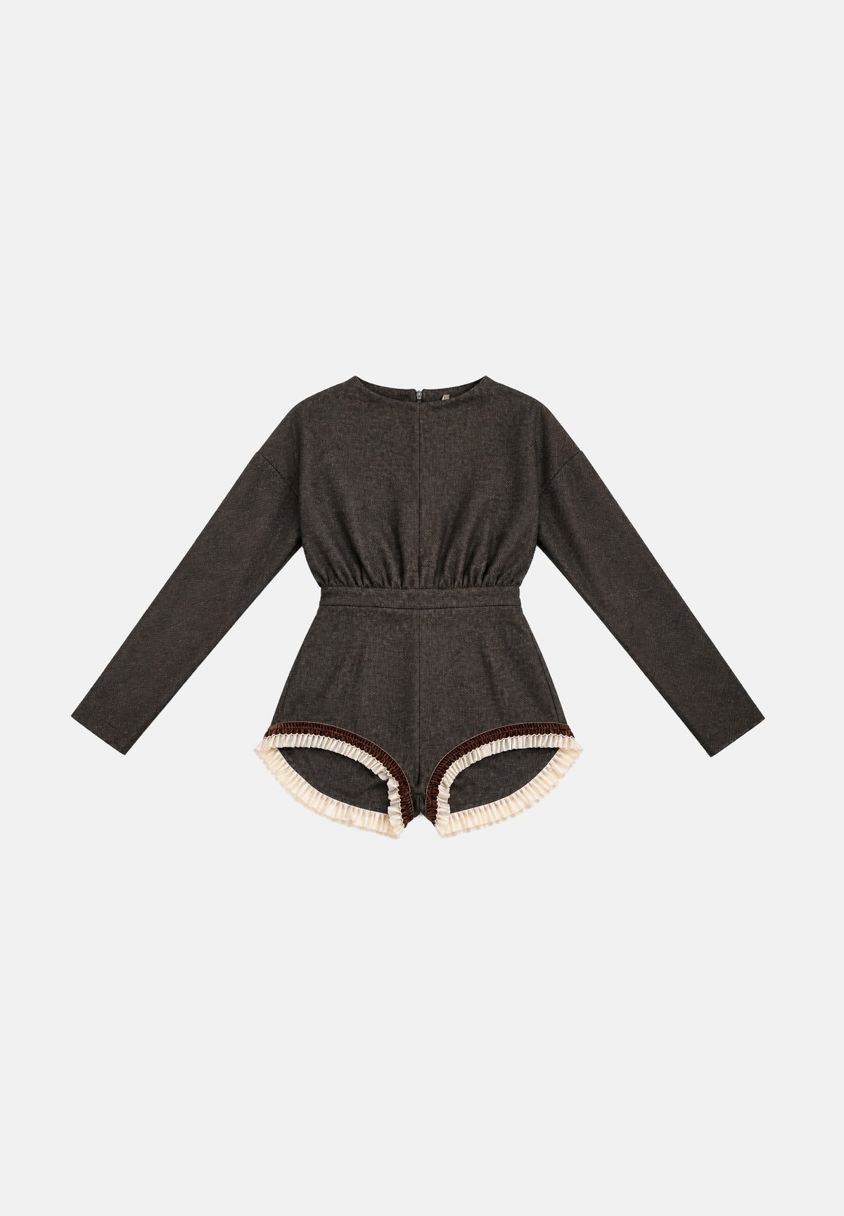 BOHEMIAN VI Tuta corta MIKA Brown marrone scuro da donna, con girocollo, maniche lunghe, drappeggio sul busto, vita sagomata effetto bustier, zip posteriore a tutta lunghezza e fondo sgambato con profili a contrasto. TU366 BR BOHEMIAN VI