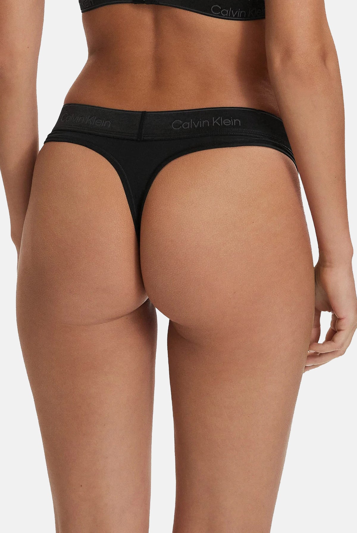 CALVIN KLEIN Perizoma Black nero da donna a tinta unita in cotone e modal elasticizzato, con fascia elastica in vita personalizzata con logo Calvin Klein tono su tono, sgambatura alta e design essenziale. LV00QF8826 UB1 CALVIN KLEIN