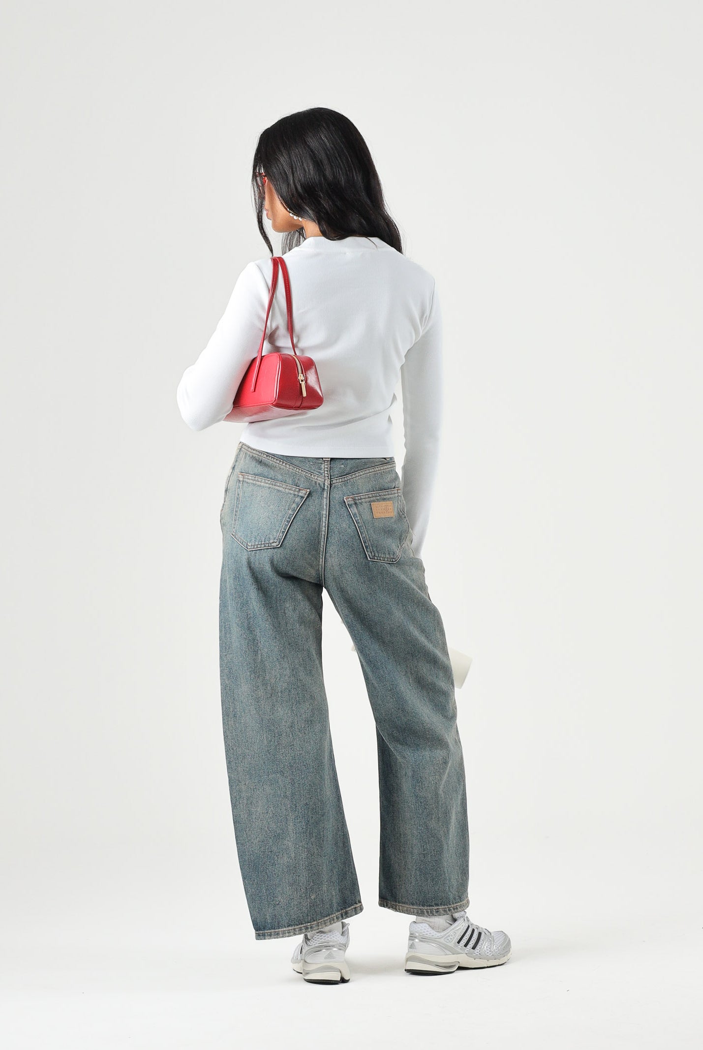 CALVIN KLEIN JEANS Maglia A-LS MONOGRAM BABY TEE, color bright bianca da donna con monogramma frontale<BR/> LV047A803G YAF CALVIN KLEIN
