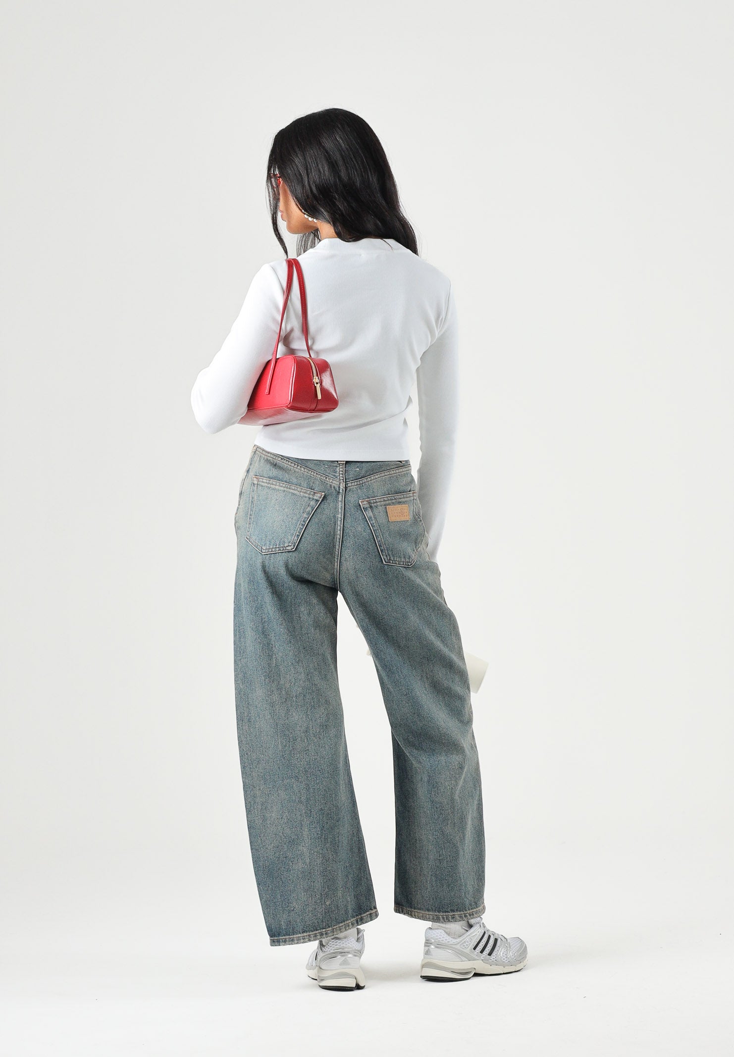 CALVIN KLEIN JEANS Maglia A-LS MONOGRAM BABY TEE, color bright bianca da donna con monogramma frontale<BR/> LV047A803G YAF CALVIN KLEIN