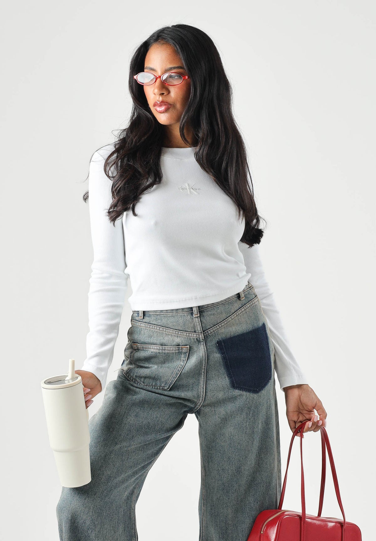 CALVIN KLEIN JEANS Maglia A-LS MONOGRAM BABY TEE, color bright bianca da donna con monogramma frontale<BR/> LV047A803G YAF CALVIN KLEIN JEANS